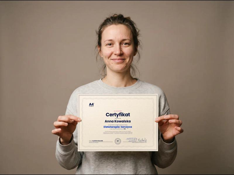 Absolwent A4 Academy z dokumentem: Certyfikat A4 Academy