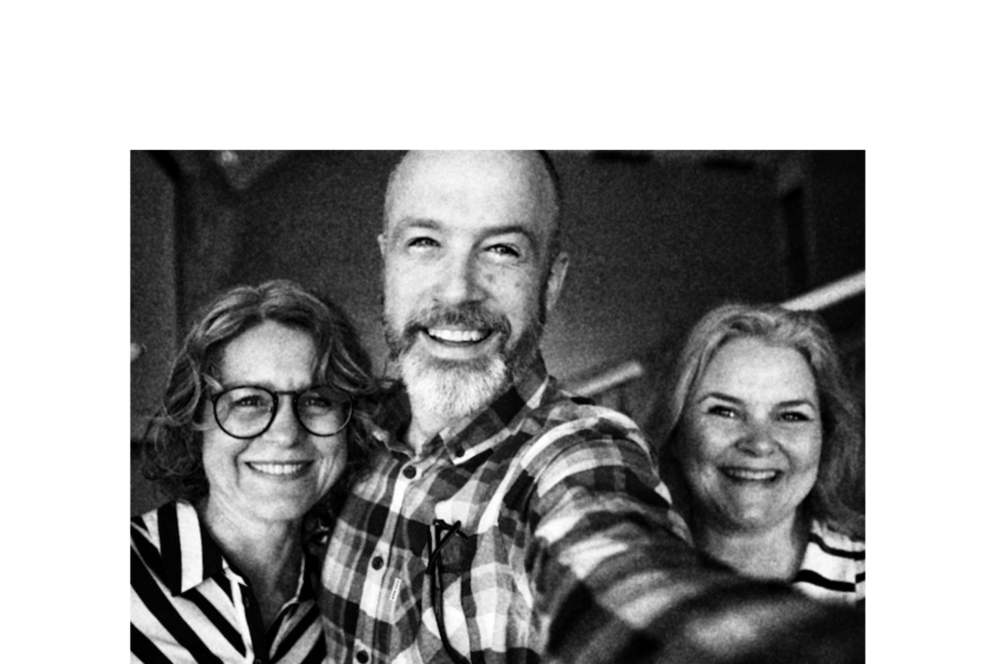 Selfie av leende Emma Estborn, Johan Mogren och Livia Sunesson.