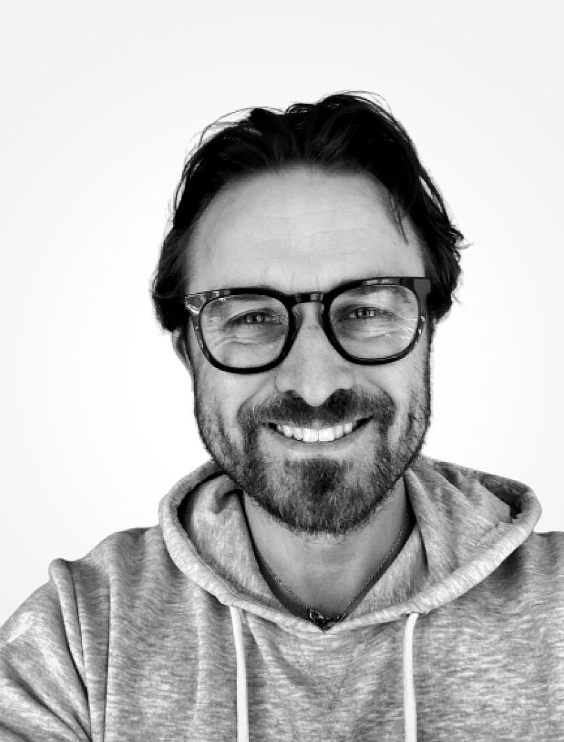 Profilfotografi av leende Magnus Åhman