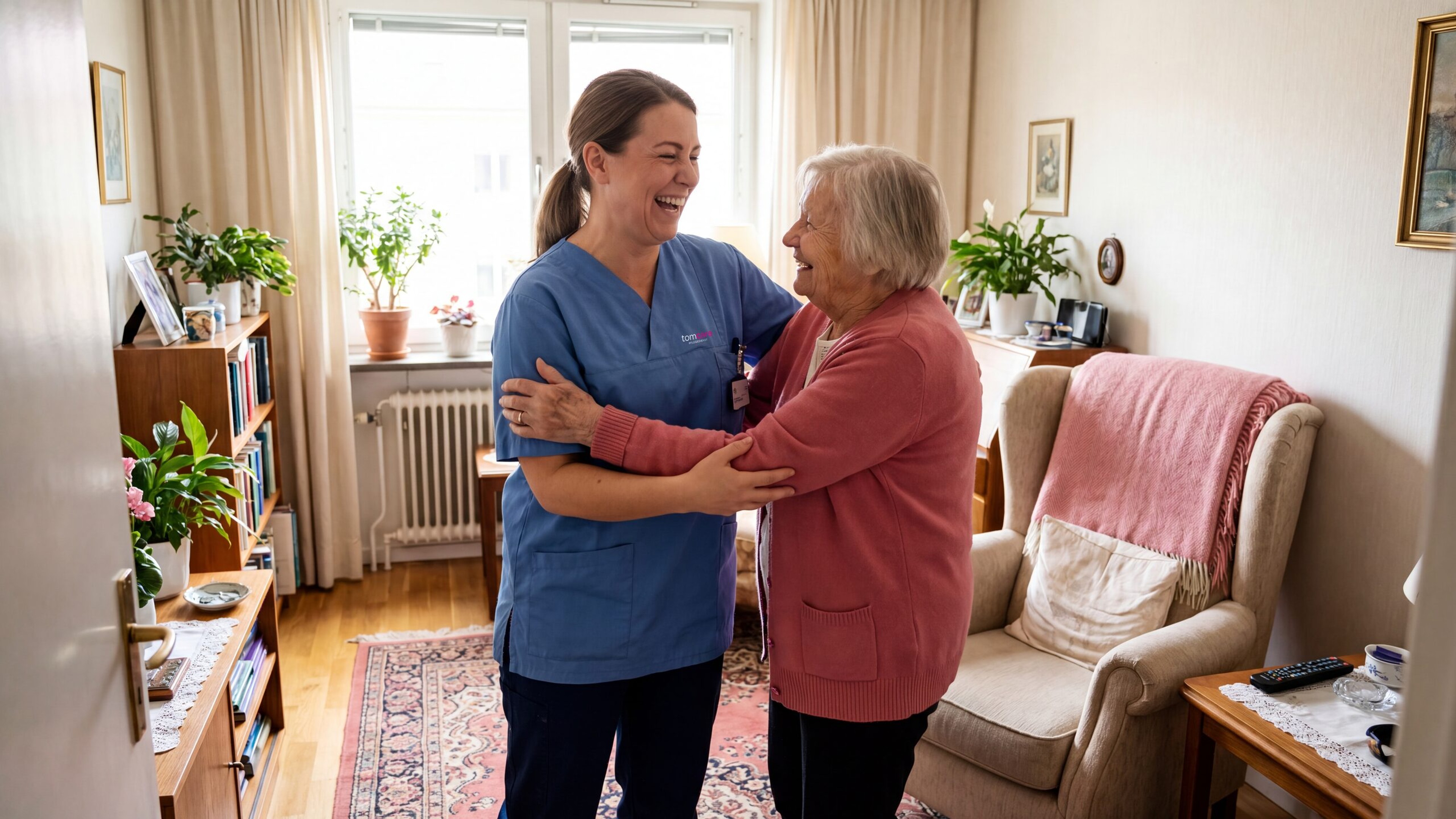 Pflegekraft stuetzt eine Seniorin beim Aufstehen im Wohnzimmer