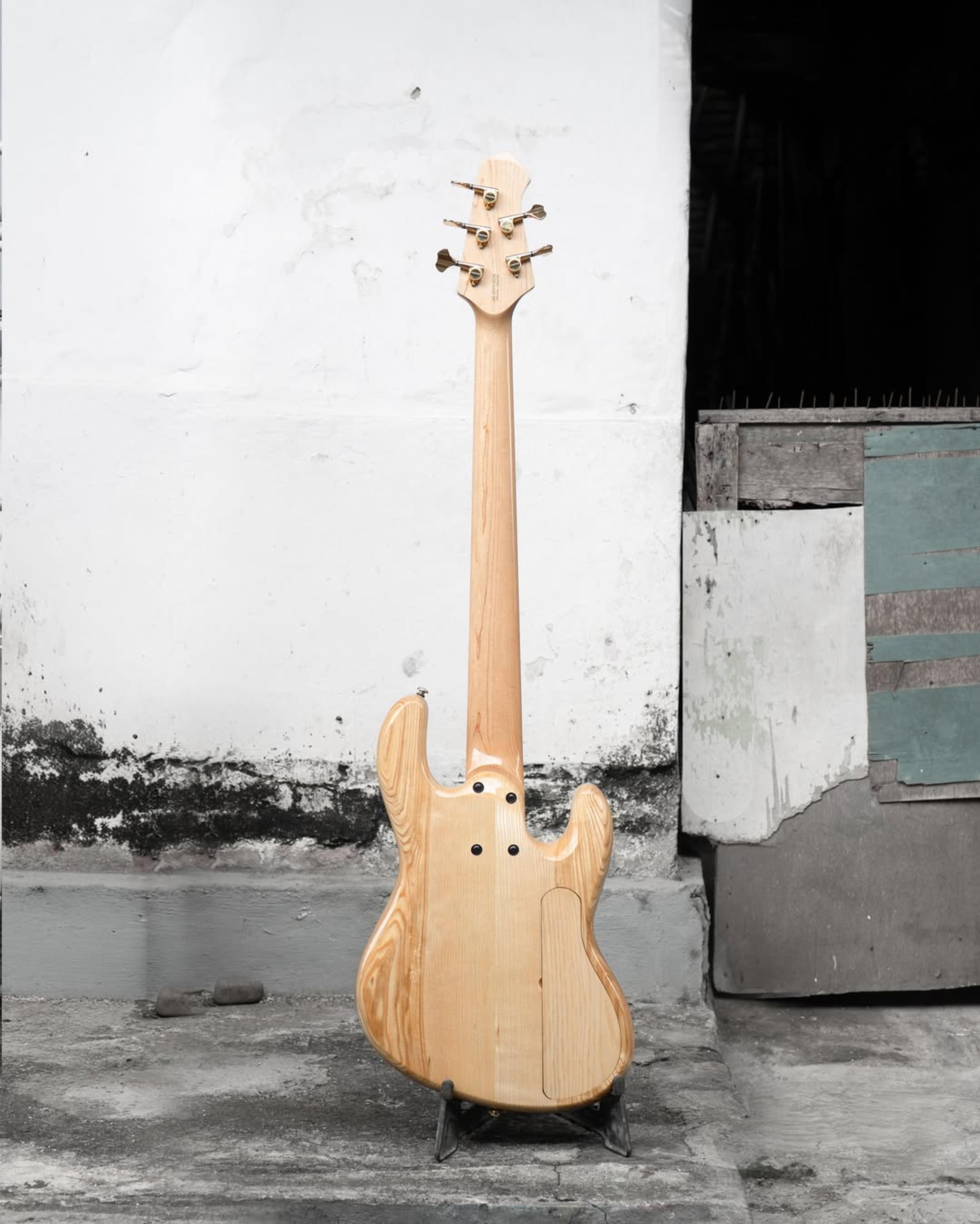 Full Back front view of the ODIENG  JC'82 V3 Signature 5 string bass