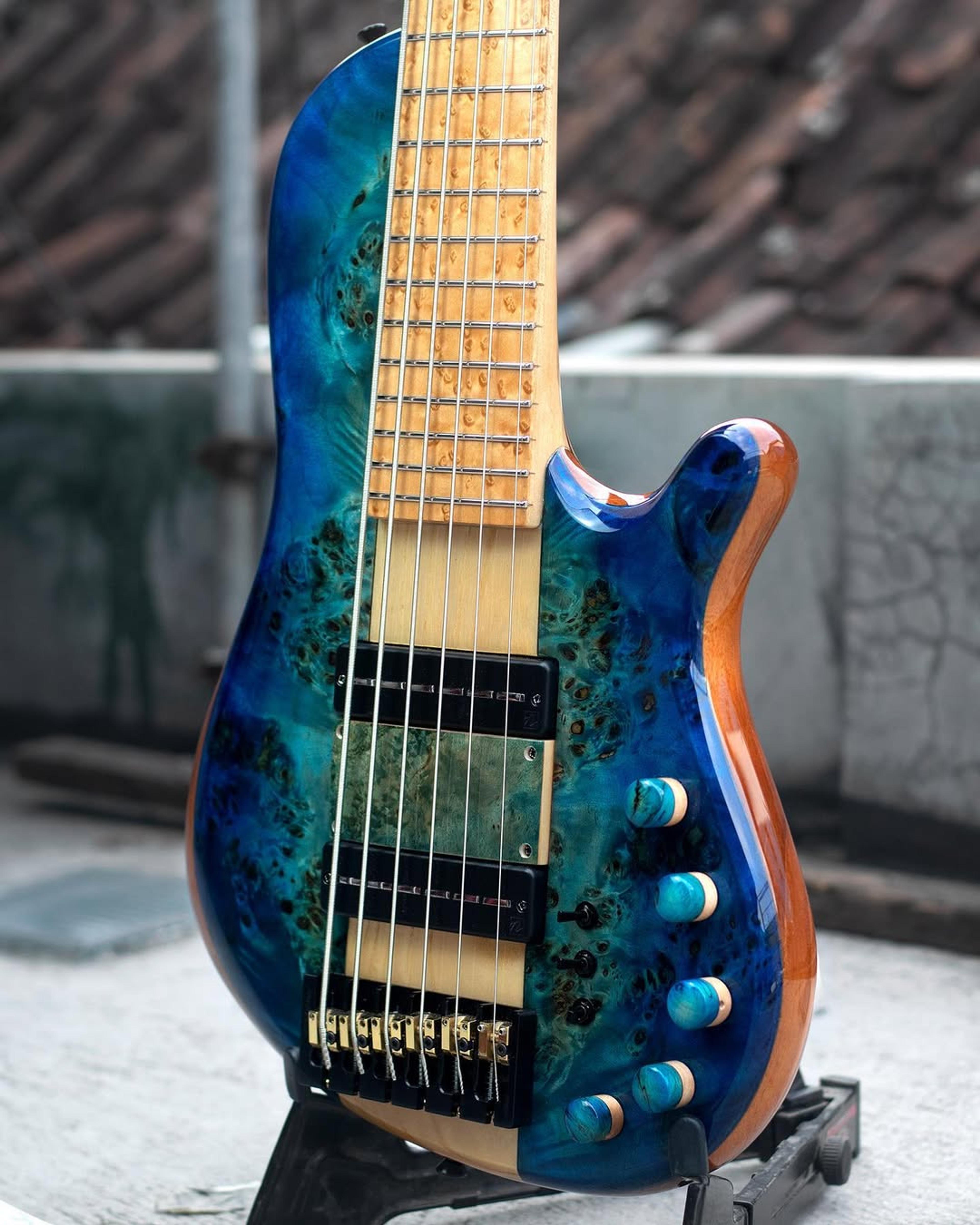Side Body view of the ODIENG JC'82 V1 Signature 6 string bass