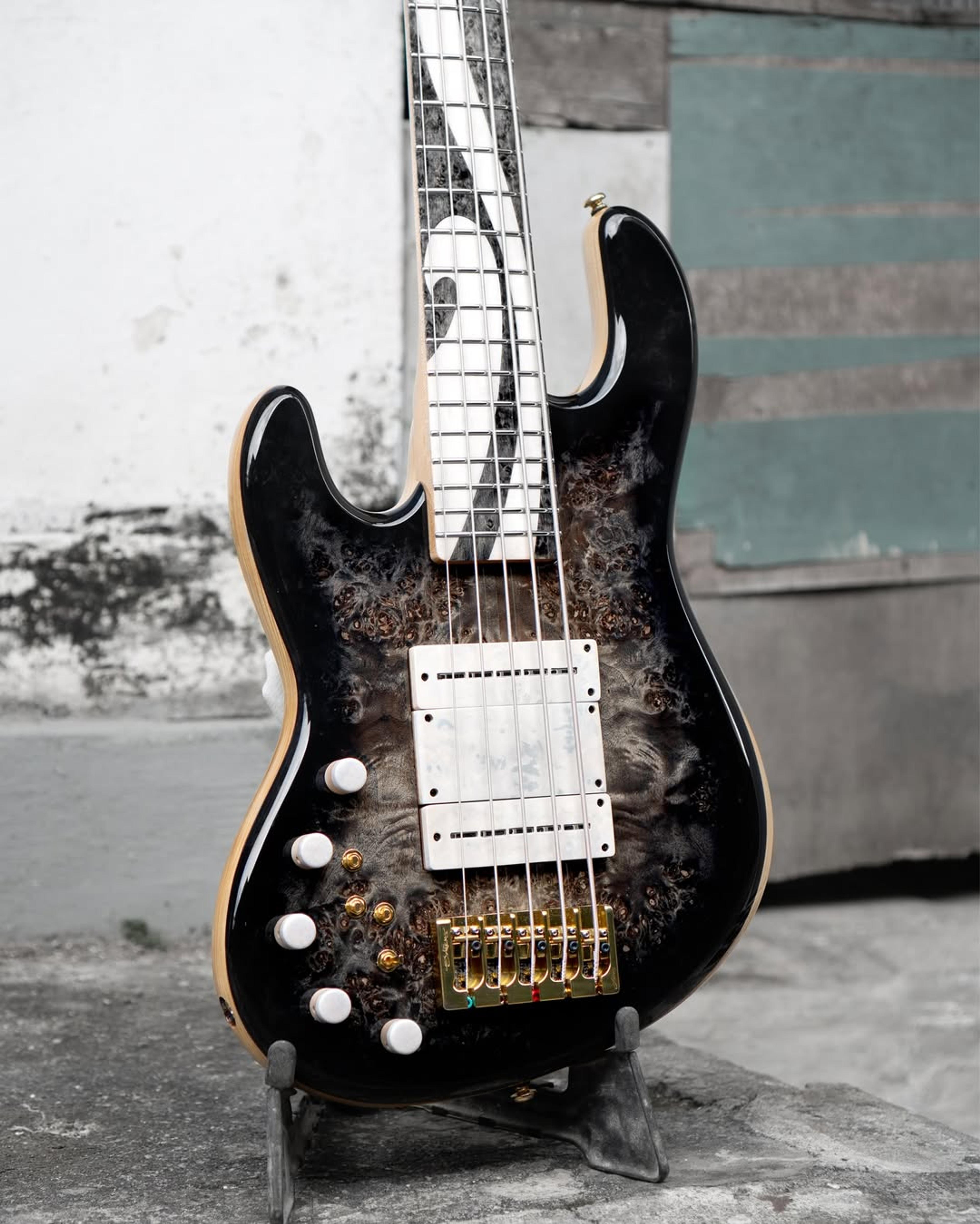 Side Body view of the ODIENG JC'82 V3 Signature 5 string bass