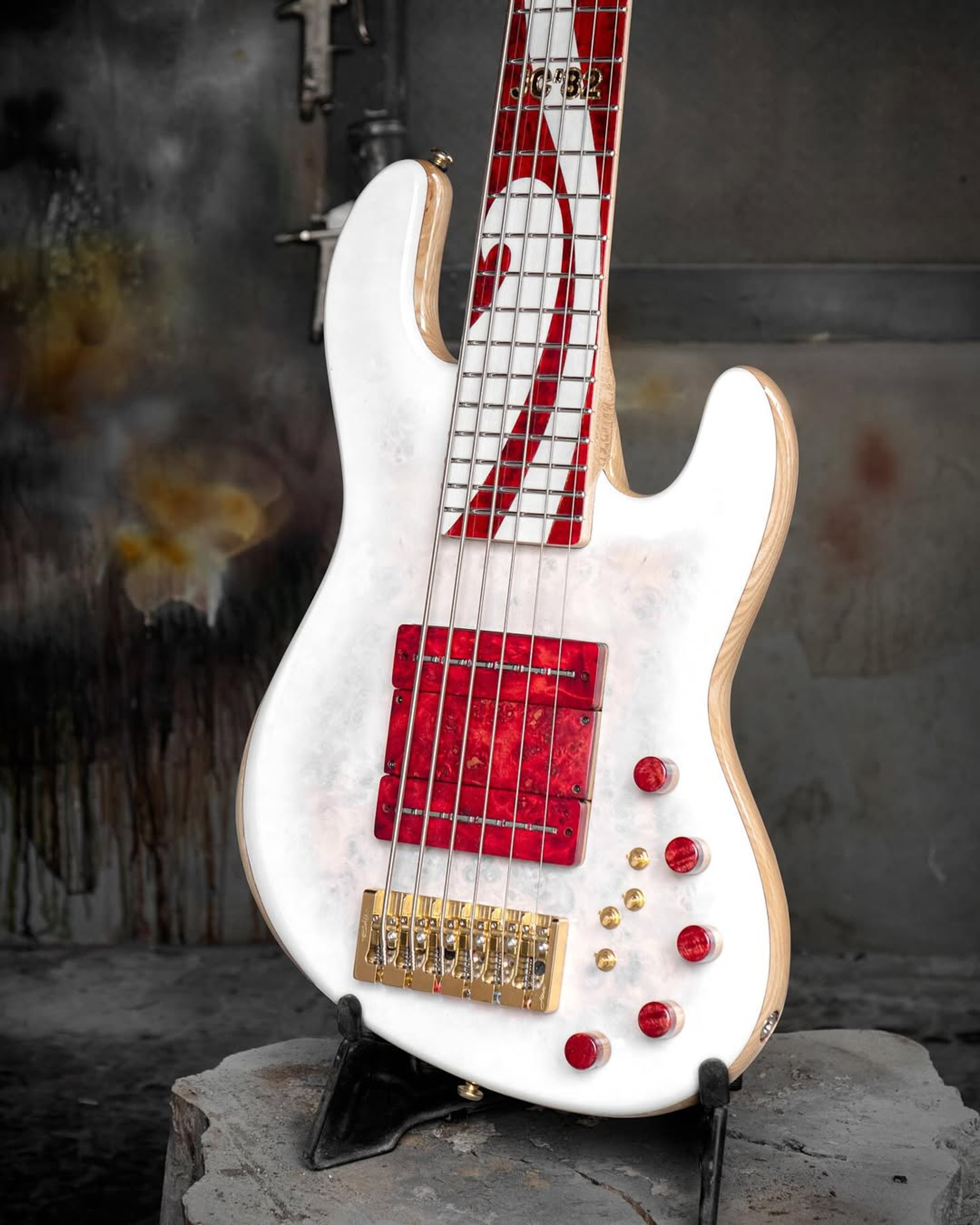 Front body view of the ODIENG JC'82 V3 Signature 6 string bass