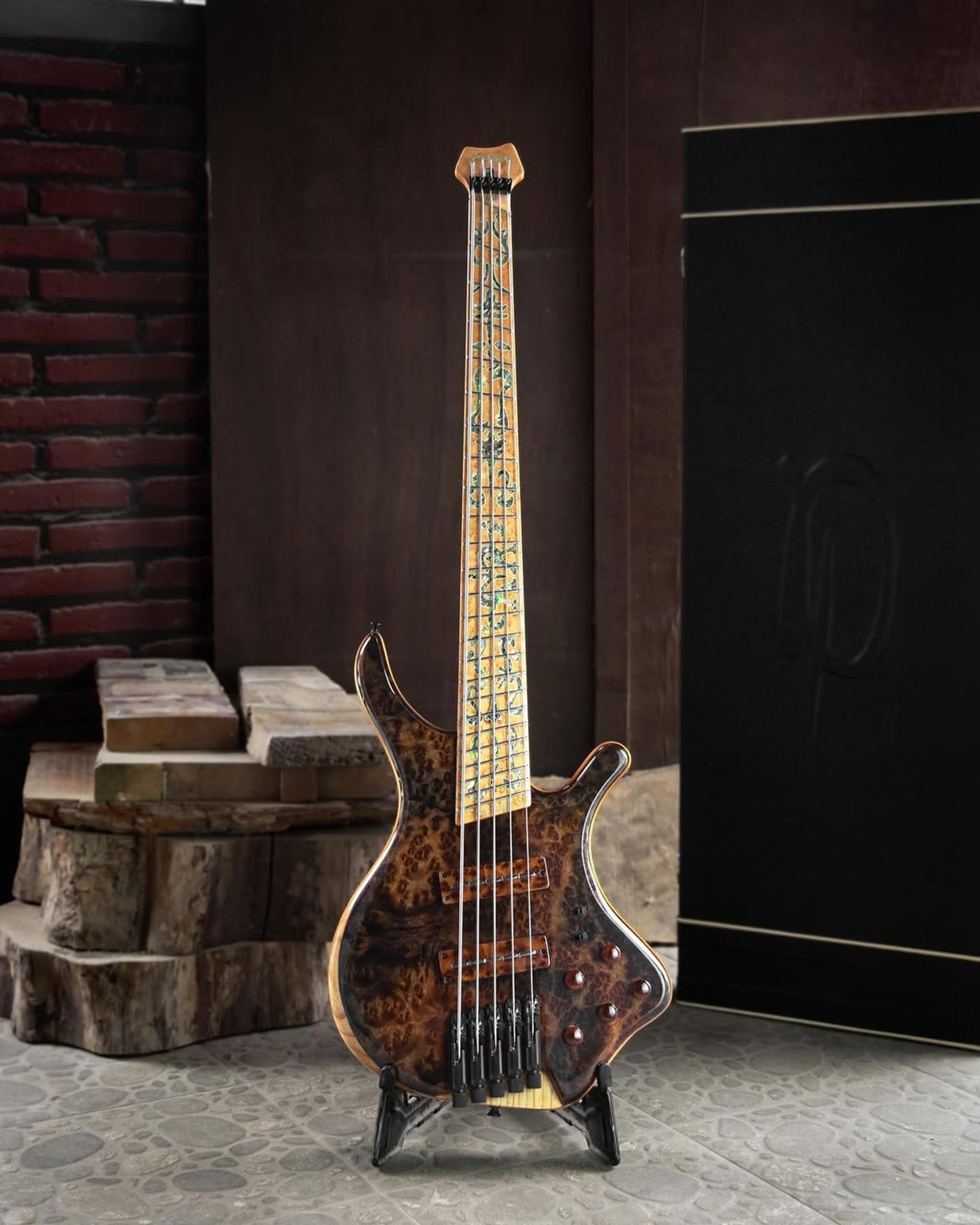 Full front view of the ODIENG Orfeo Headless 5 string bass