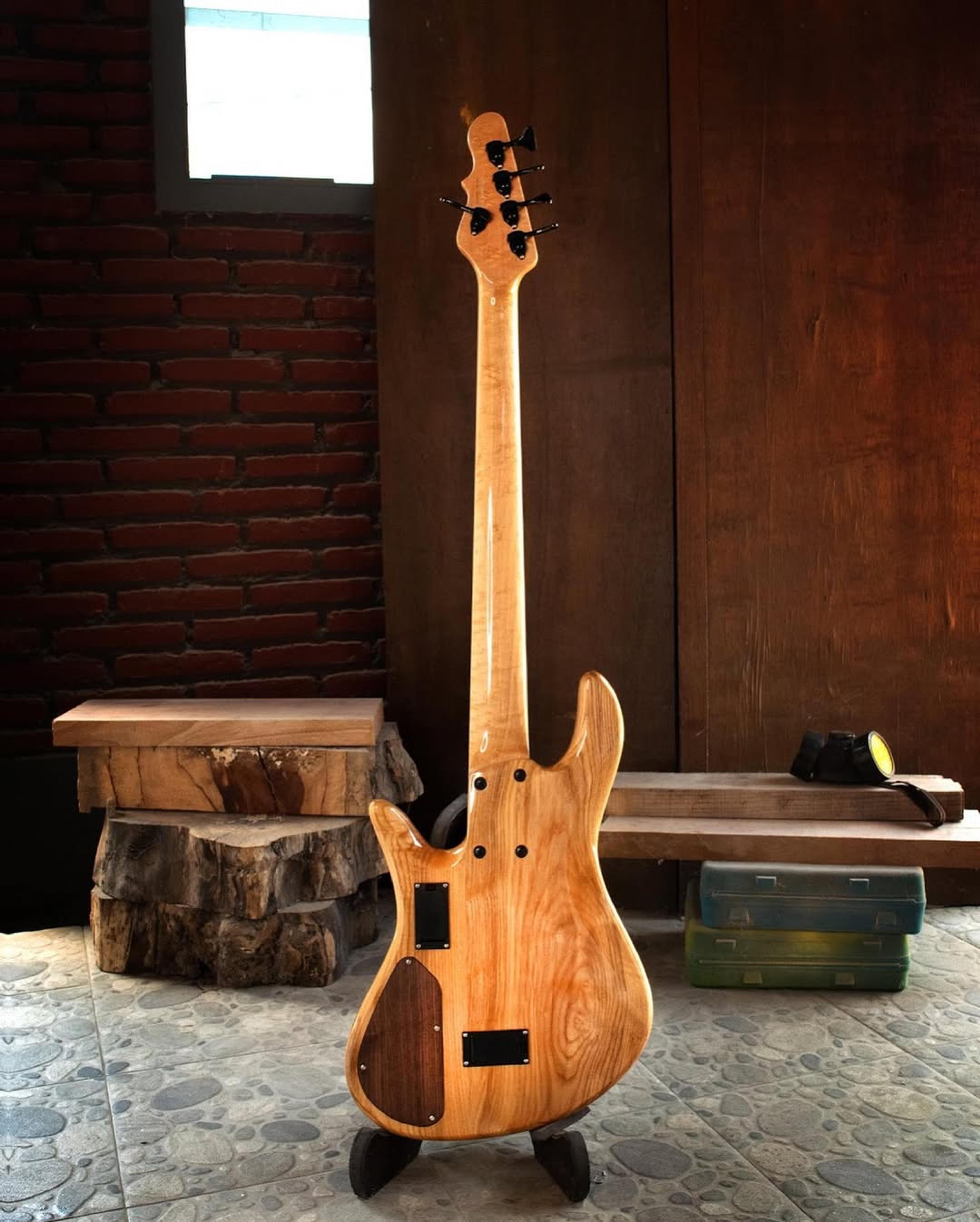 Full Back front view of the ODIENG Corvette 5 string bass