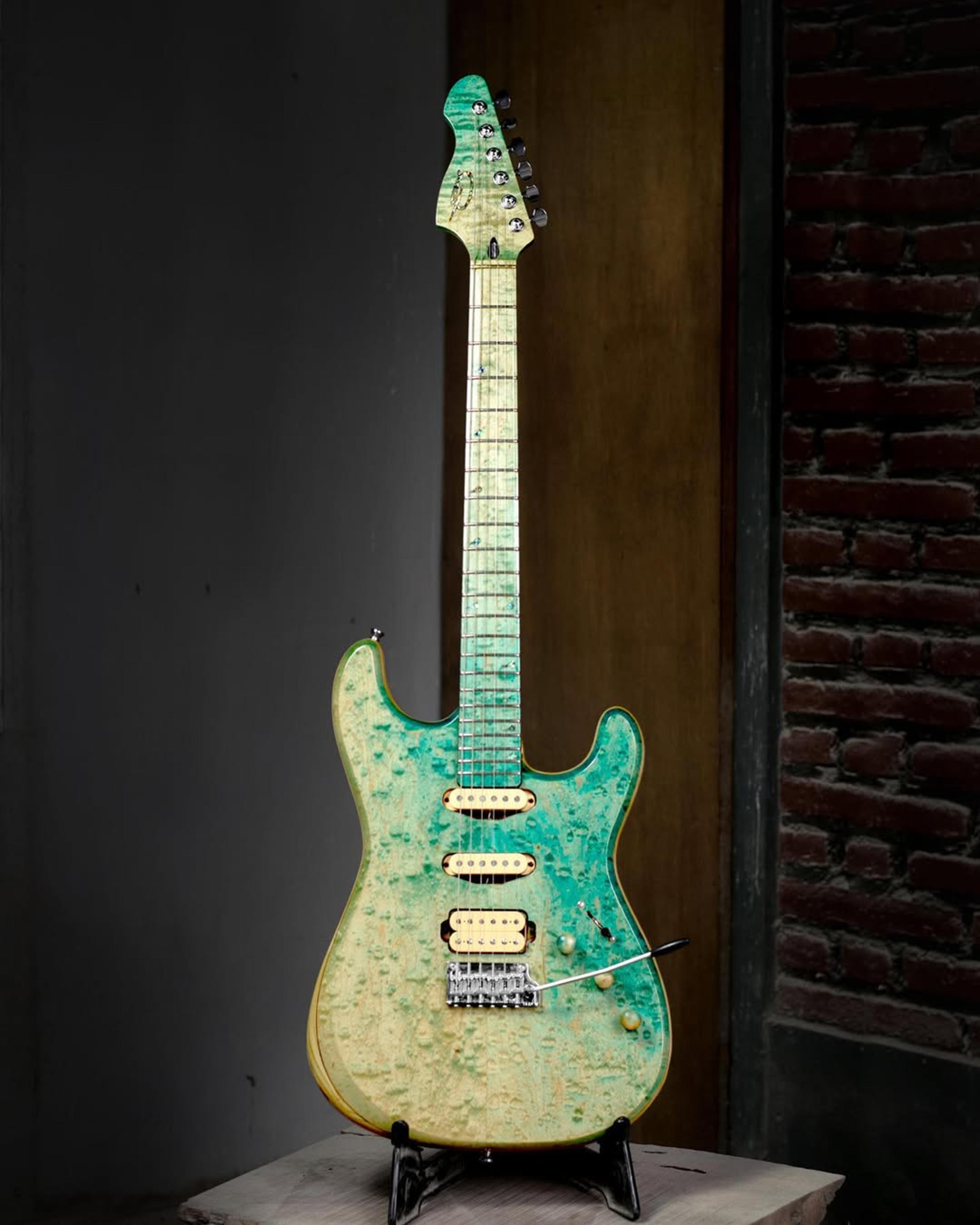 Full front view of the ODIENG UIZART 6 string guitar
