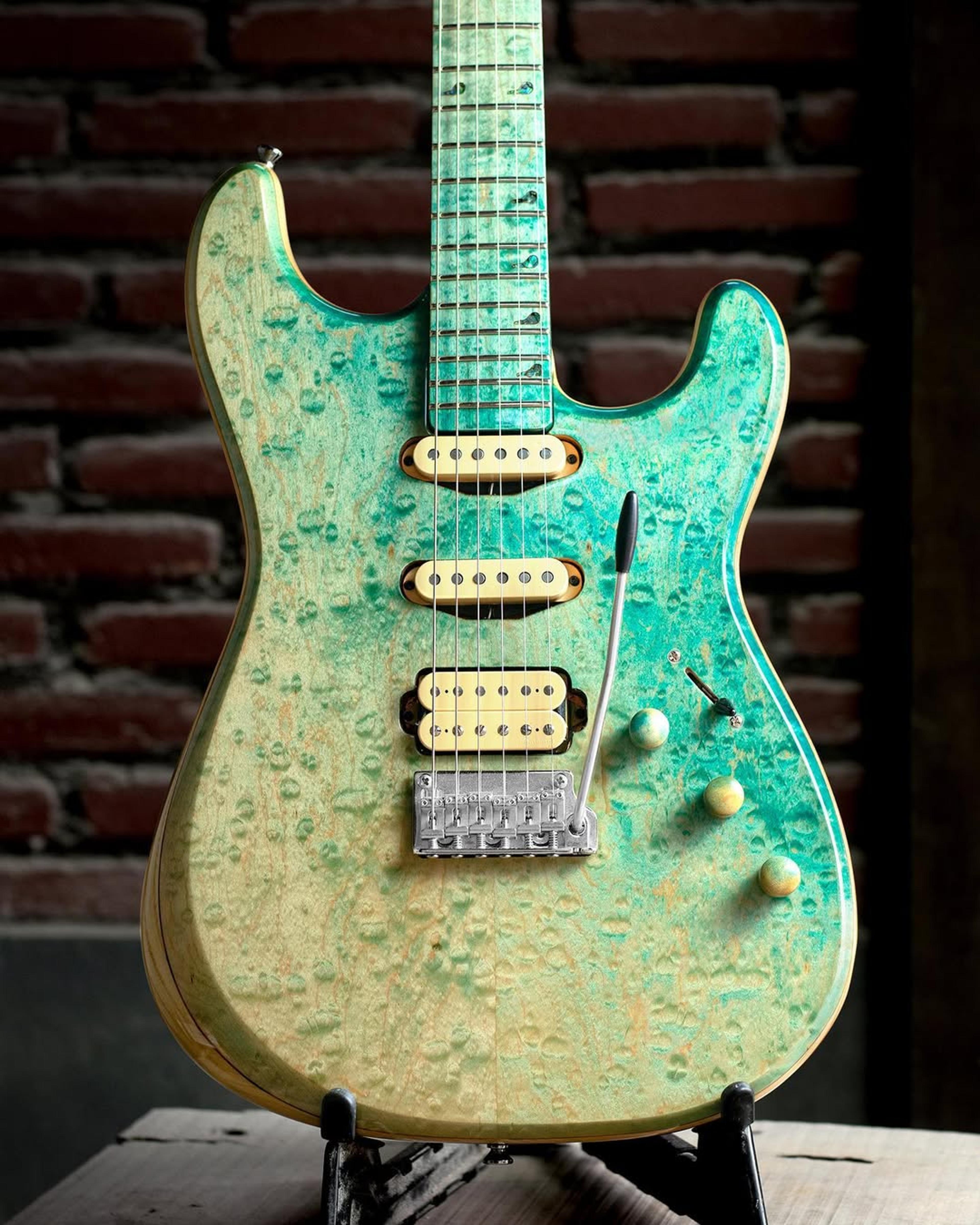 Front body view of the ODIENG UIZART 6 string guitar