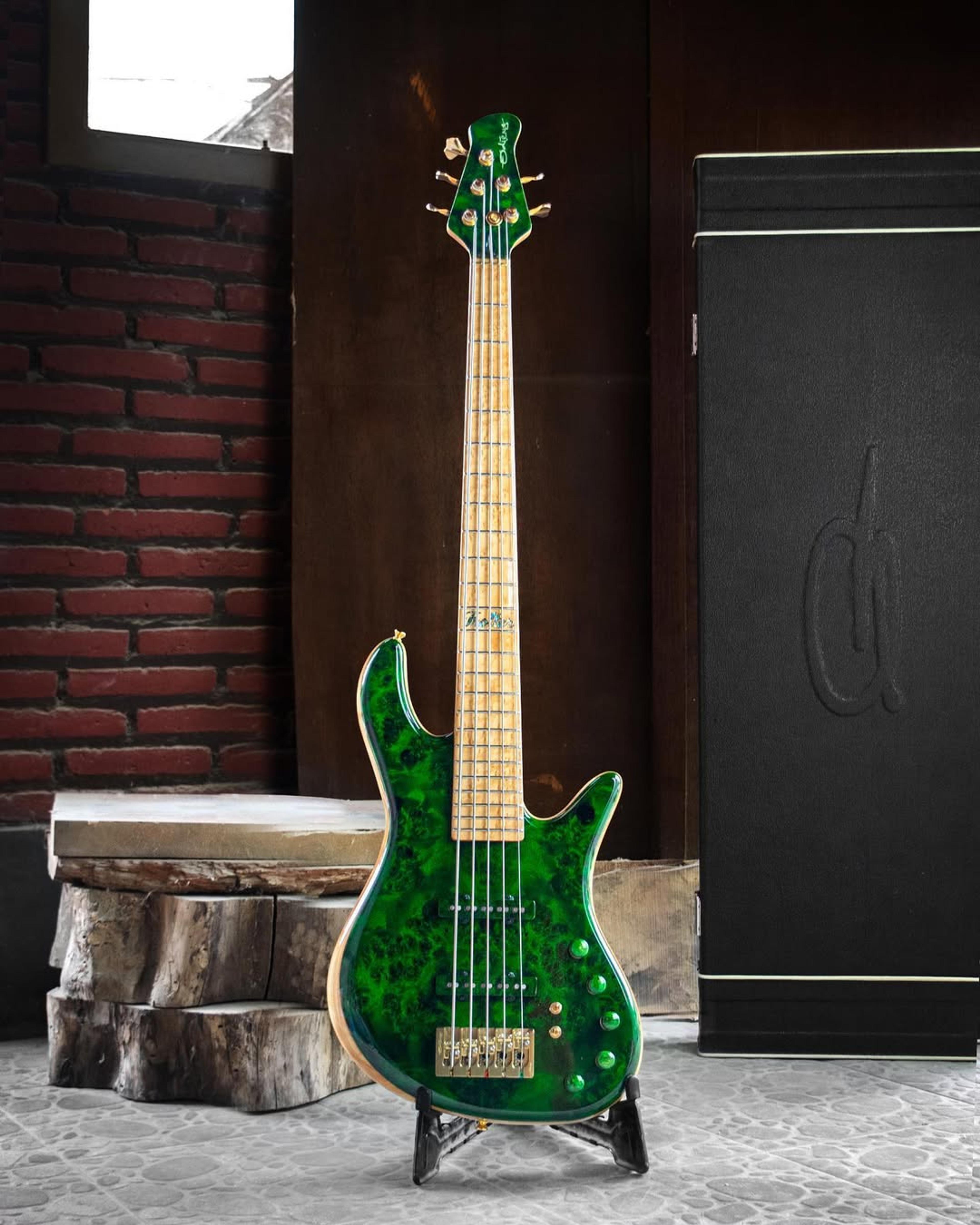 Full front view of the ODIENG INZ 5 string bass
