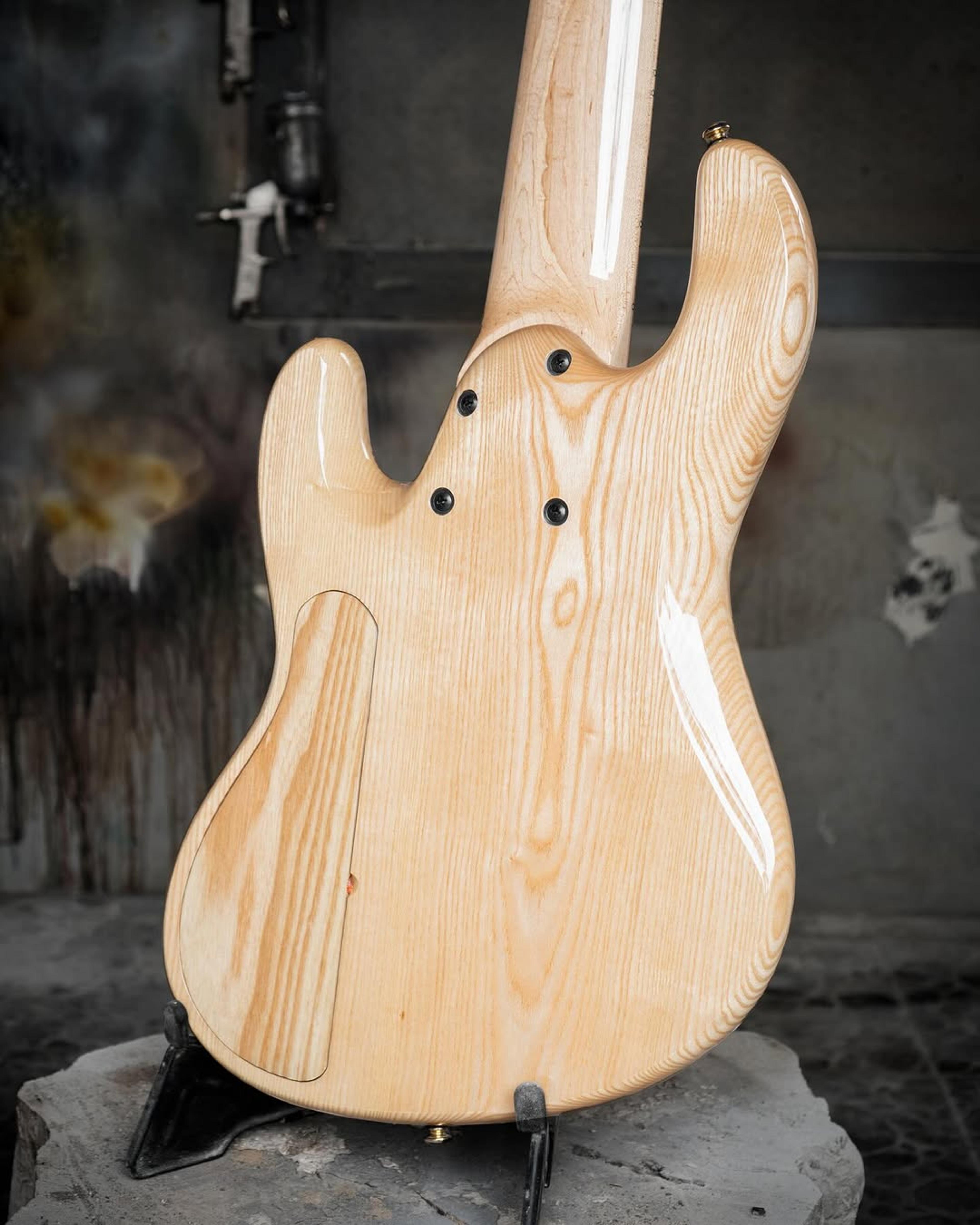 Back body view of the ODIENG JC'82 V3 Signature 6 string bass