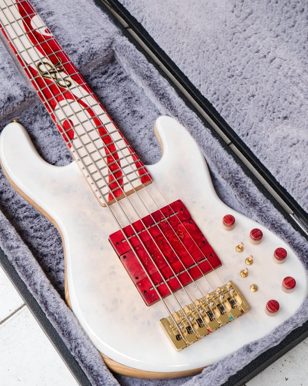 Front body view of the ODIENG JC'82 V3 Signature Andre Rangel 6 string bass