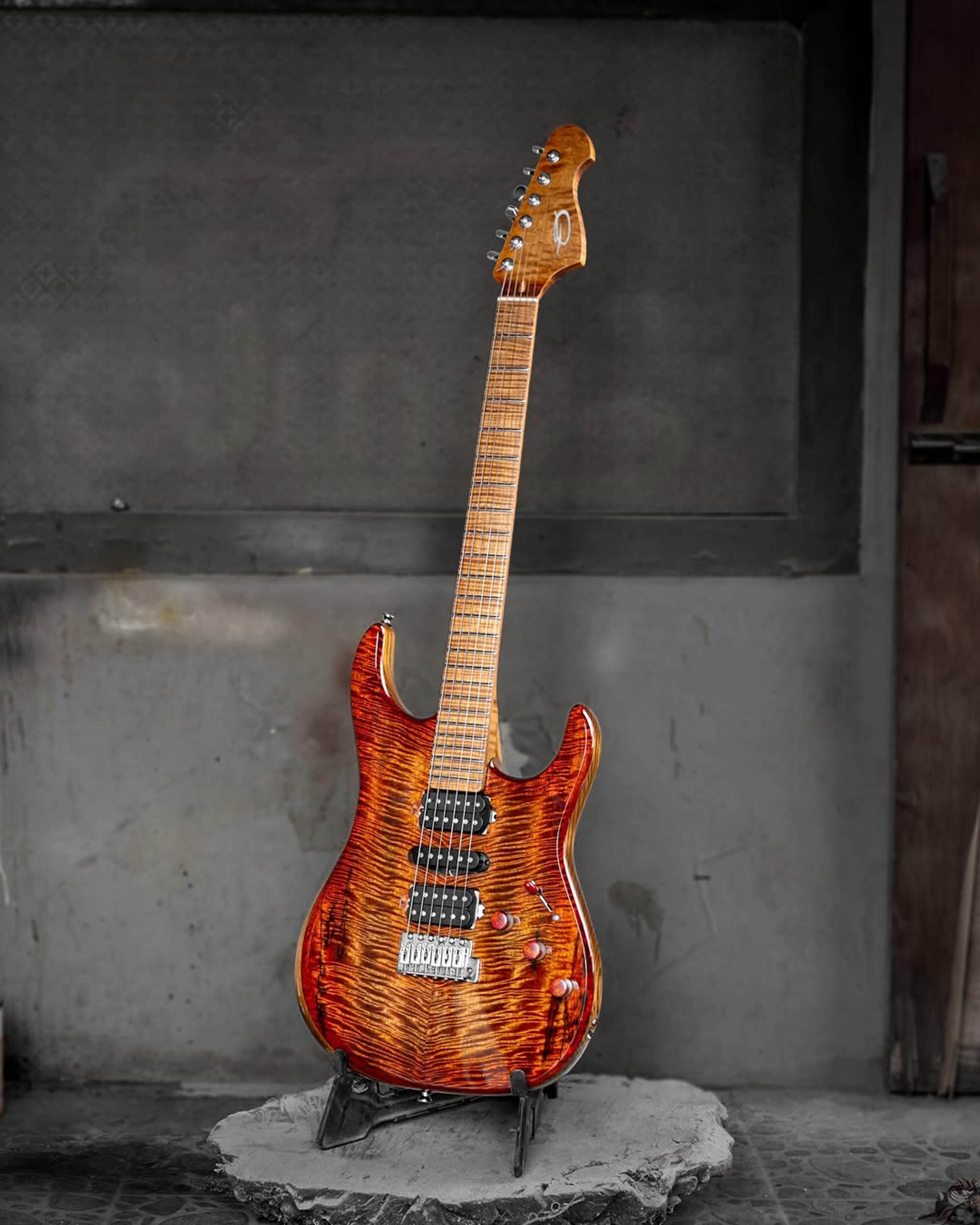 Full front view of the ODIENG UIZART 6 string guitar