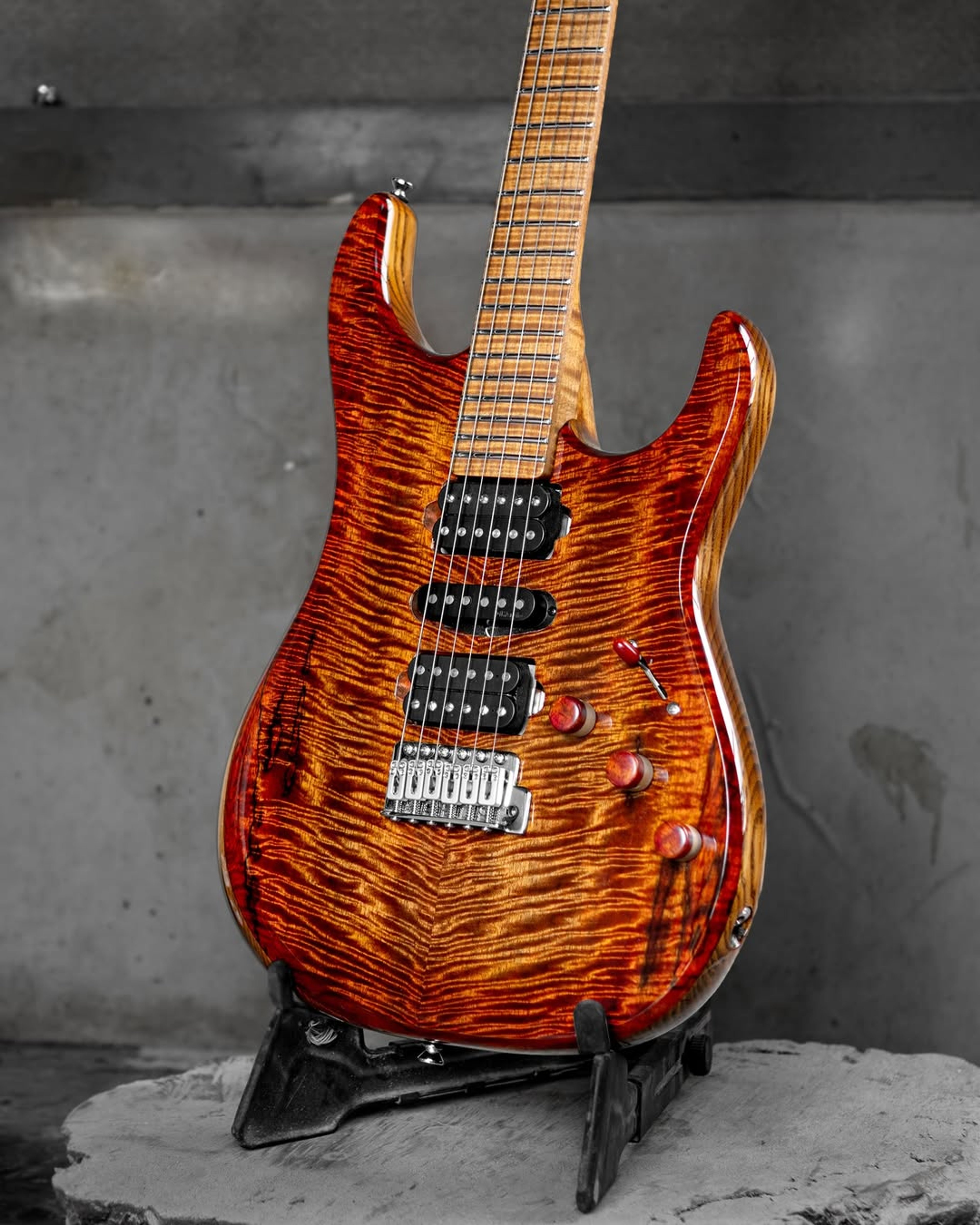 Front body view of the ODIENG UIZART 6 string guitar