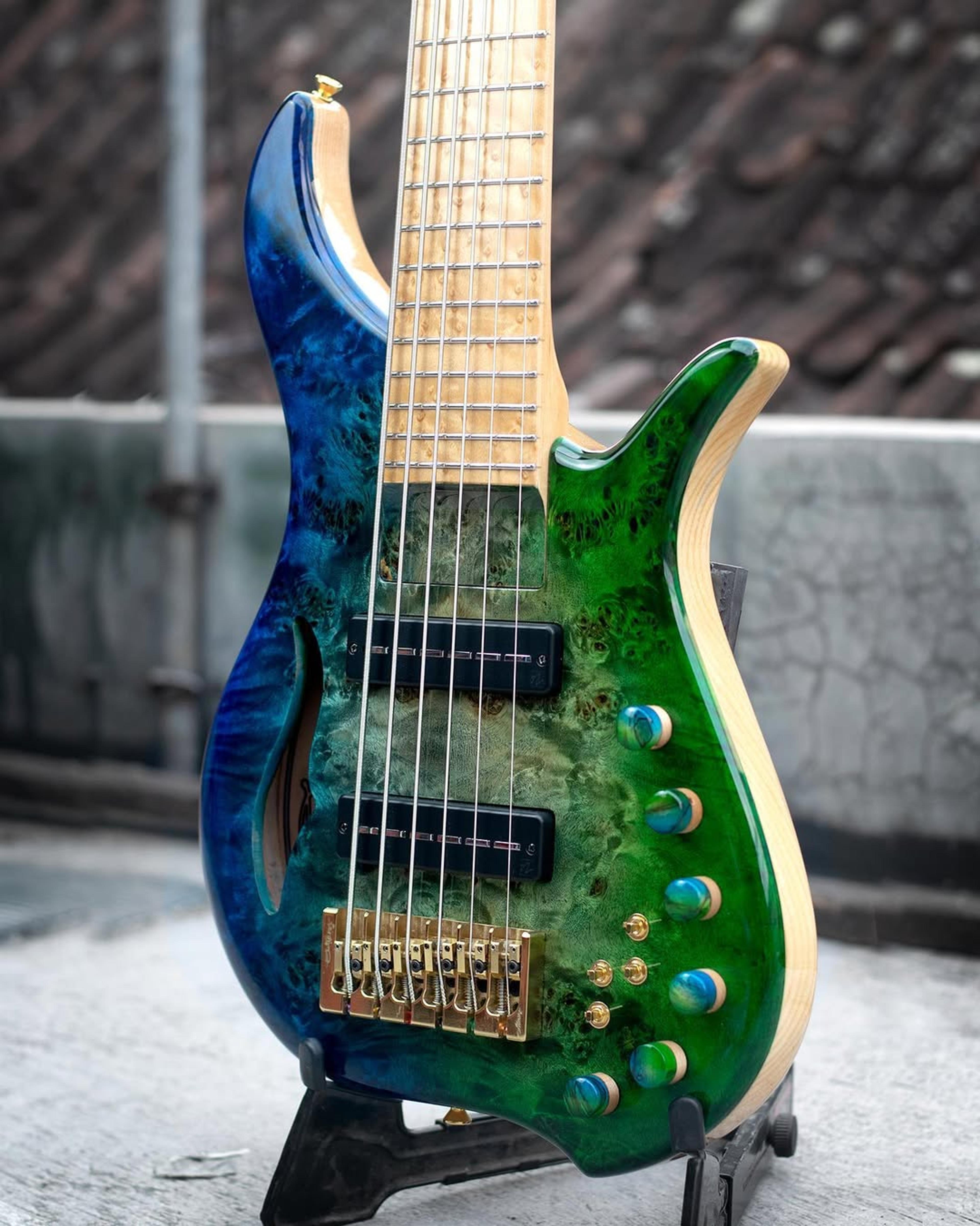 Side Body view of the ODIENG Viper 6 string bass