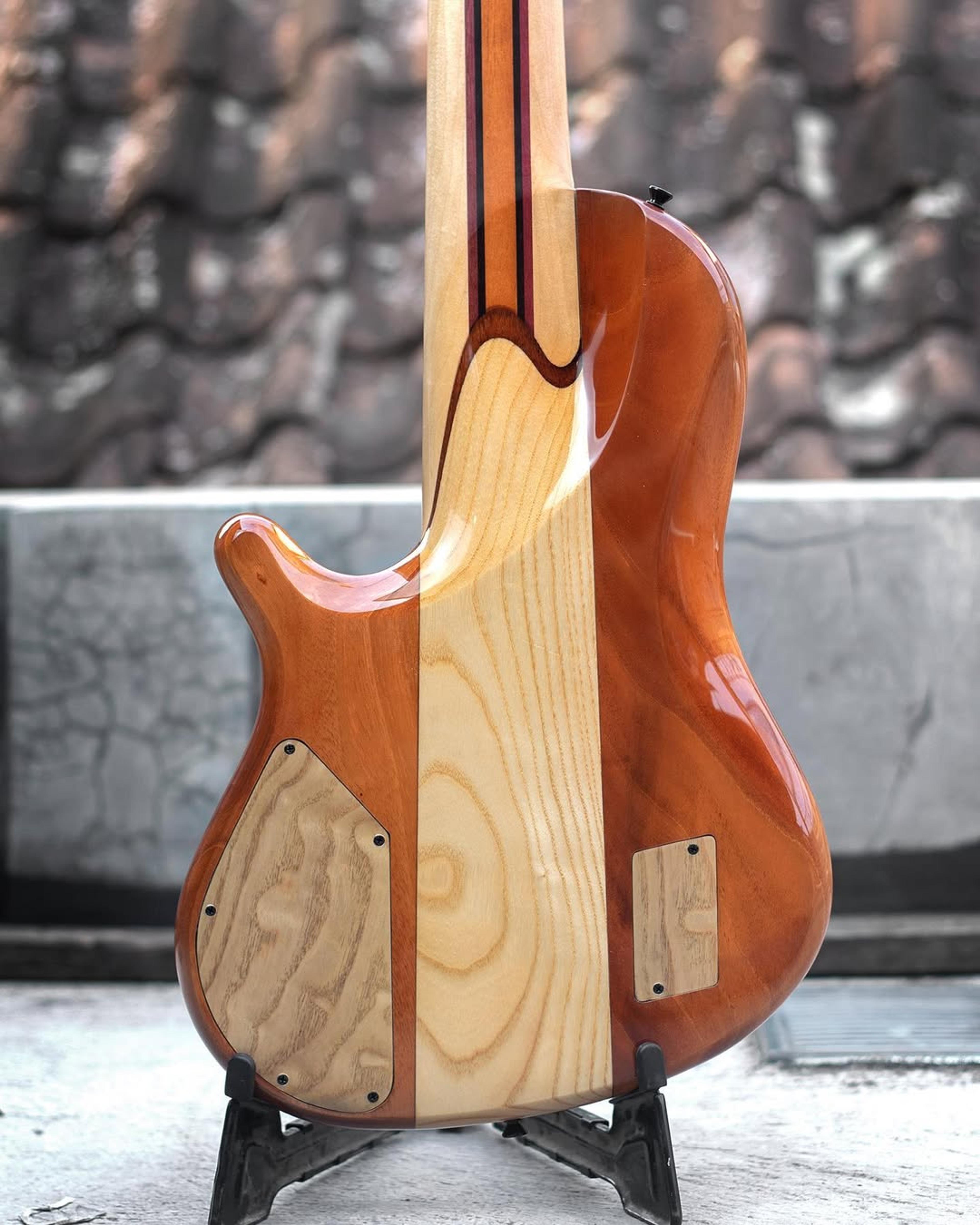 Back body view of the ODIENG JC'82 V1 Signature 6 string bass