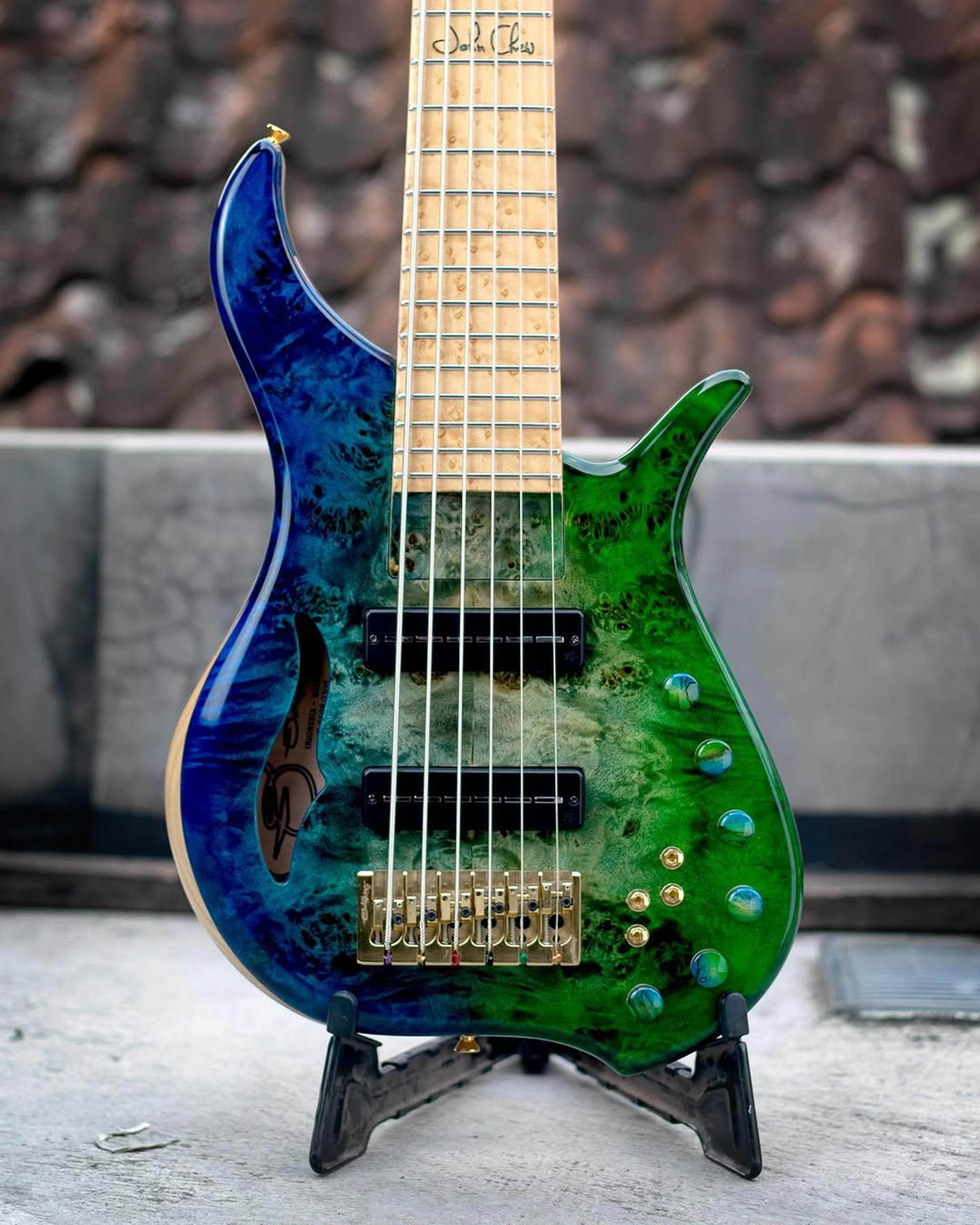 Front body view of the ODIENG Viper 6 string bass
