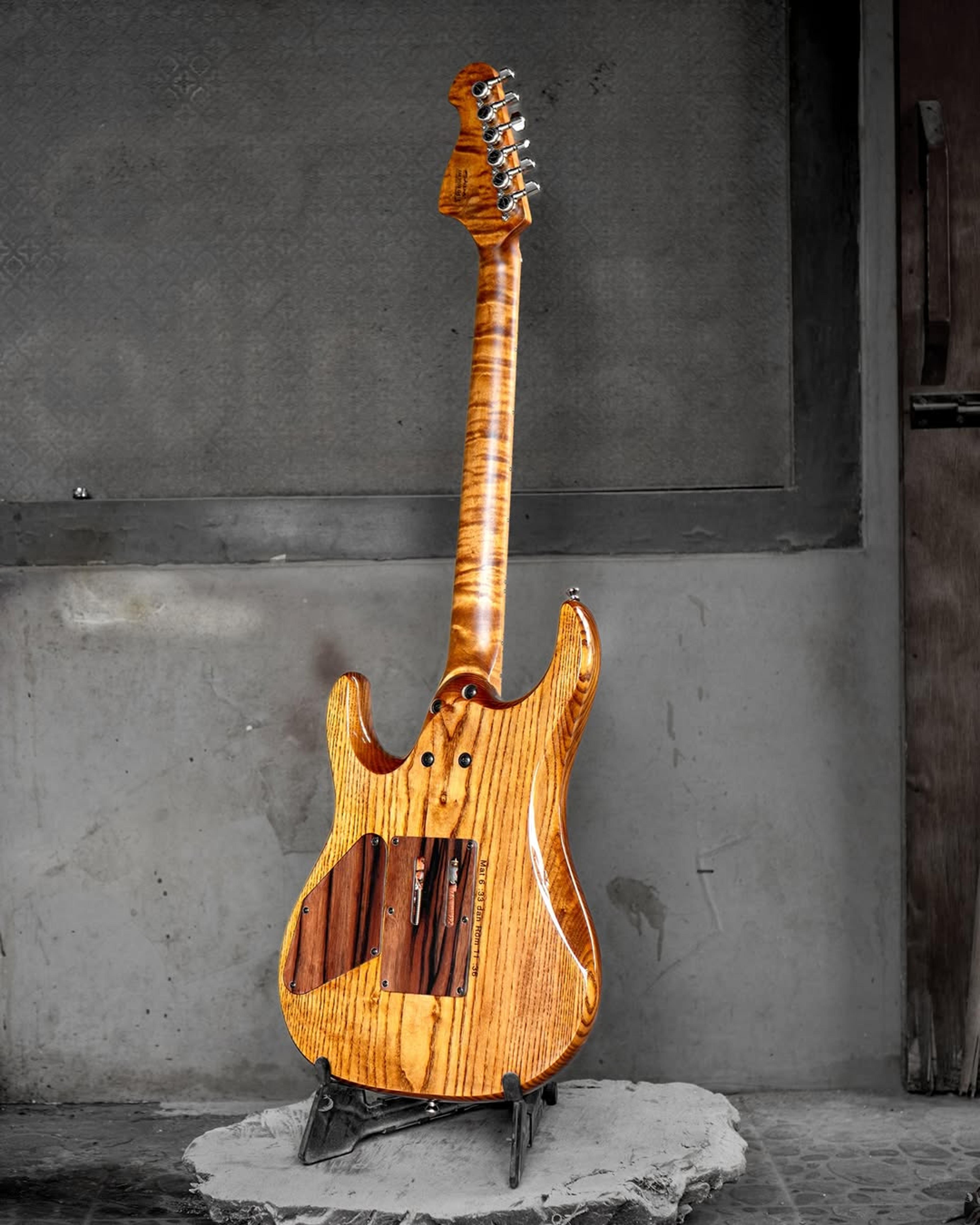 Full Back front view of the ODIENG UIZART 6 string guitar