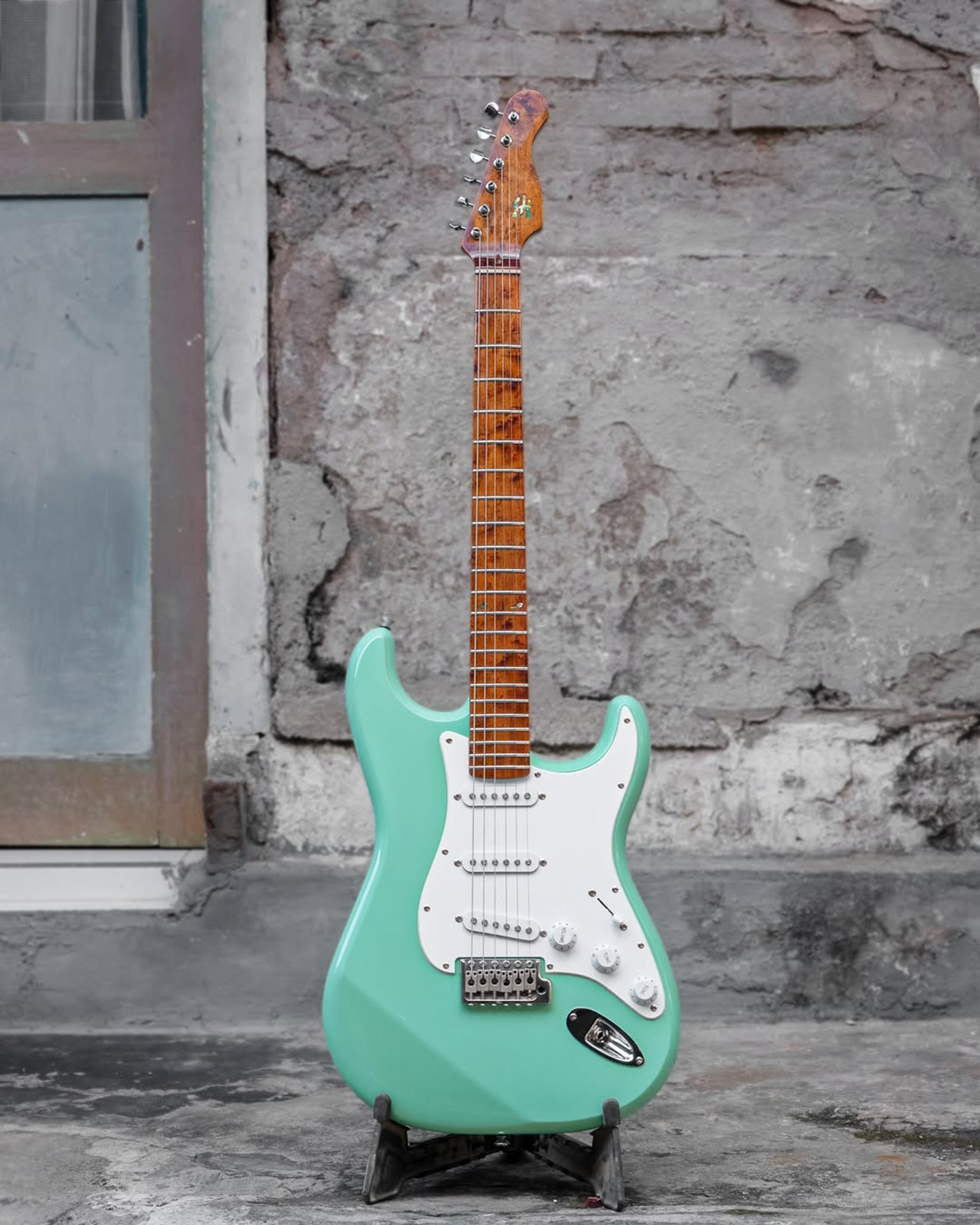 Full front view of the EF Uizart-2C 6 string Guitar