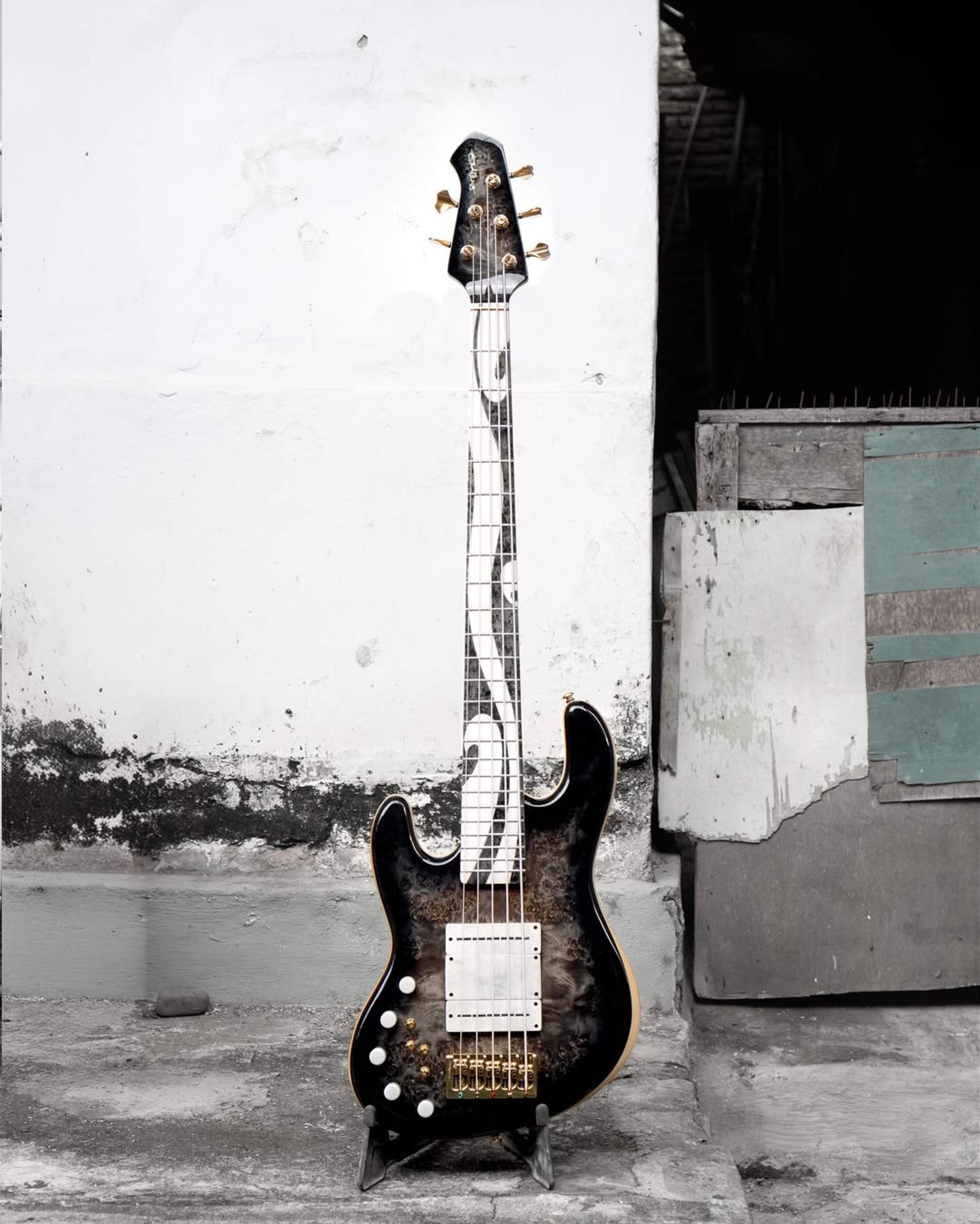 Full front view of the ODIENG JC'82 V3 Signature 5 string bass