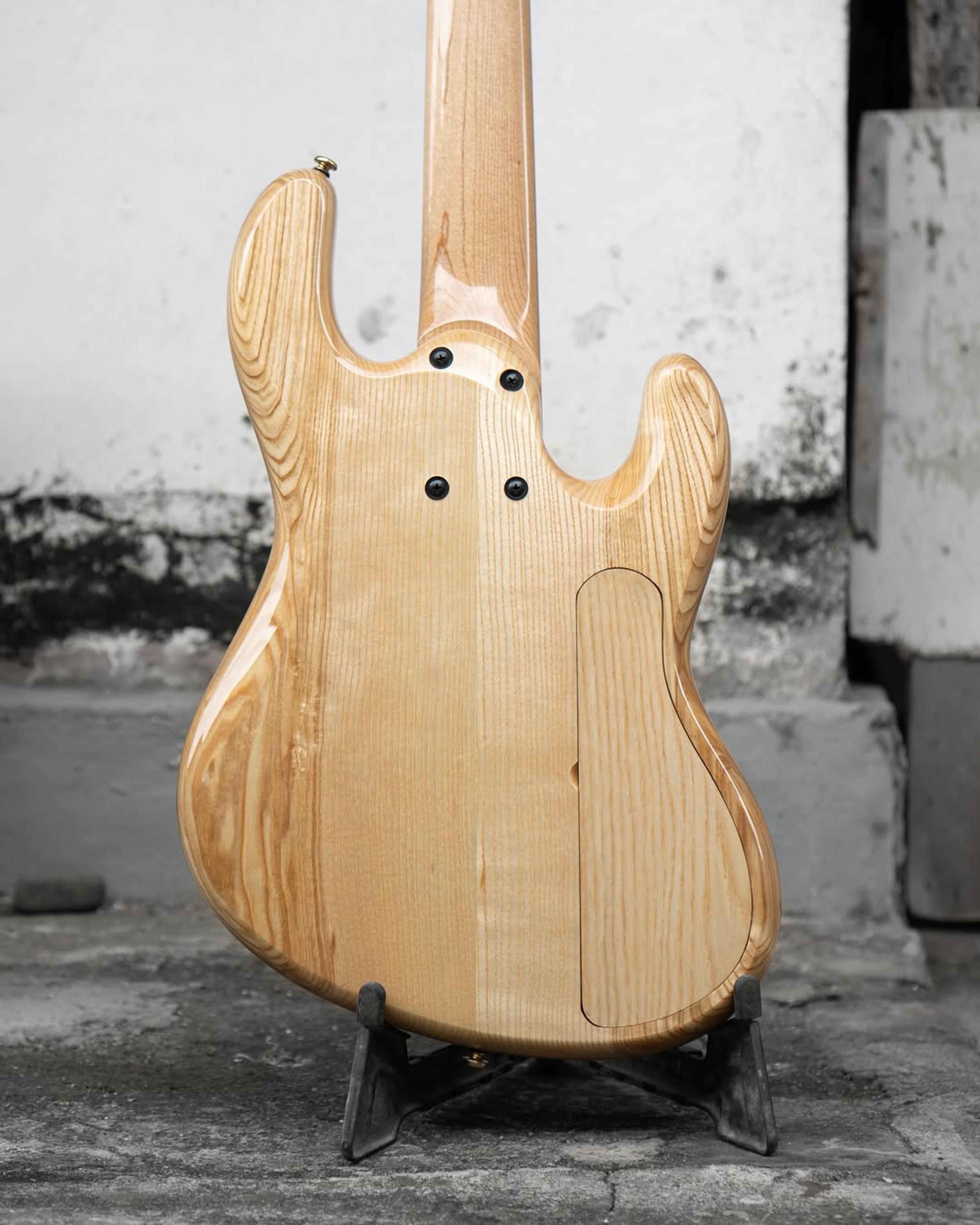 Back body view of the ODIENG JC'82 V3 Signature 5 string bass