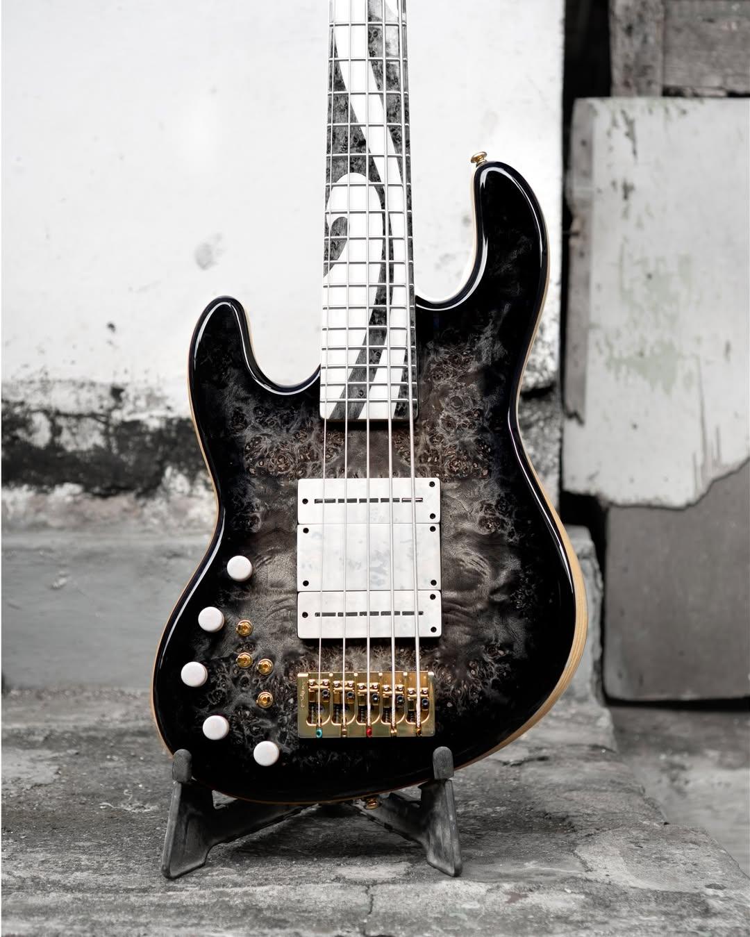 Front body view of the ODIENG JC'82 V3 Signature 5 string bass