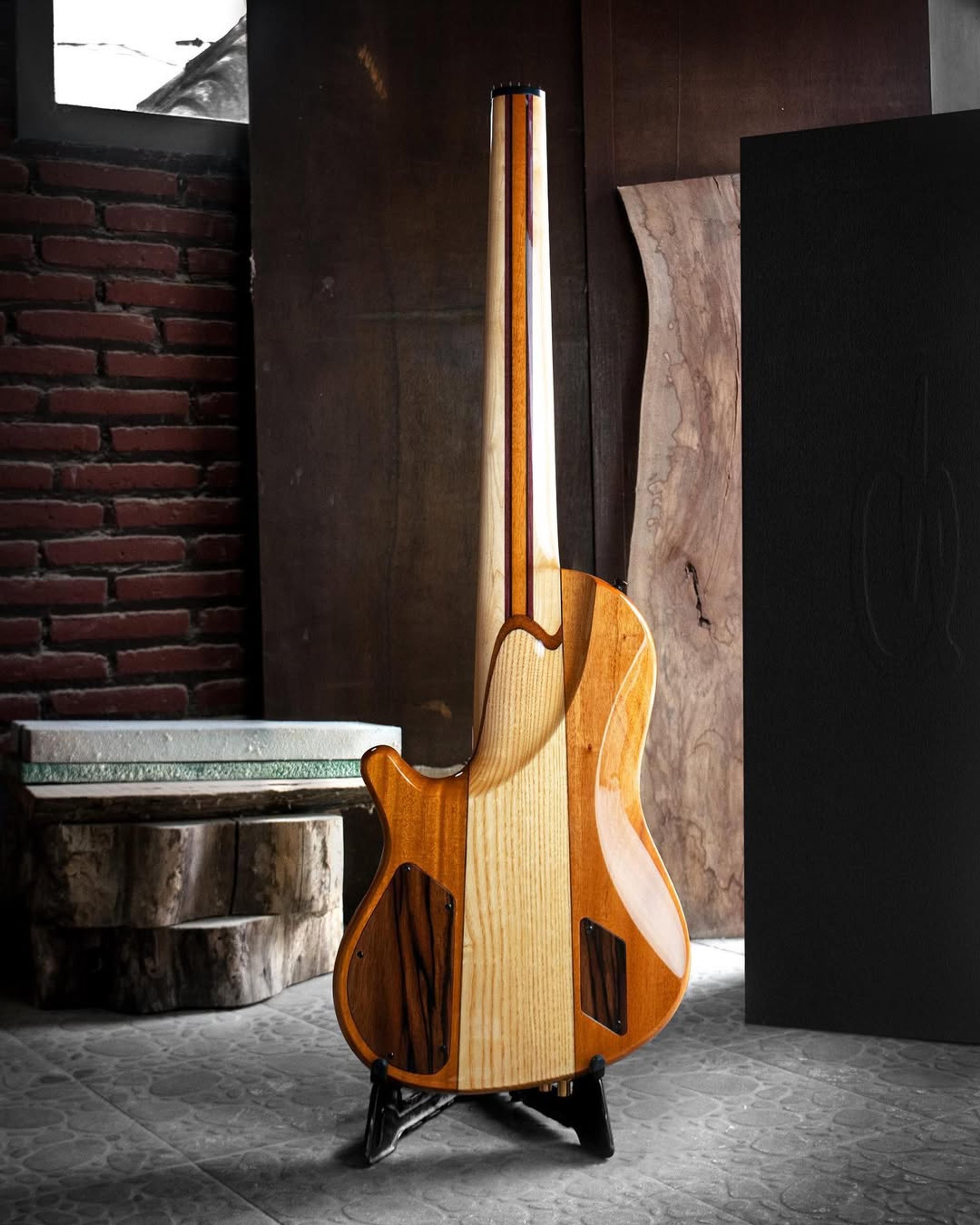 Full Back front view of the ODIENG Nebula Headless 6 string bass