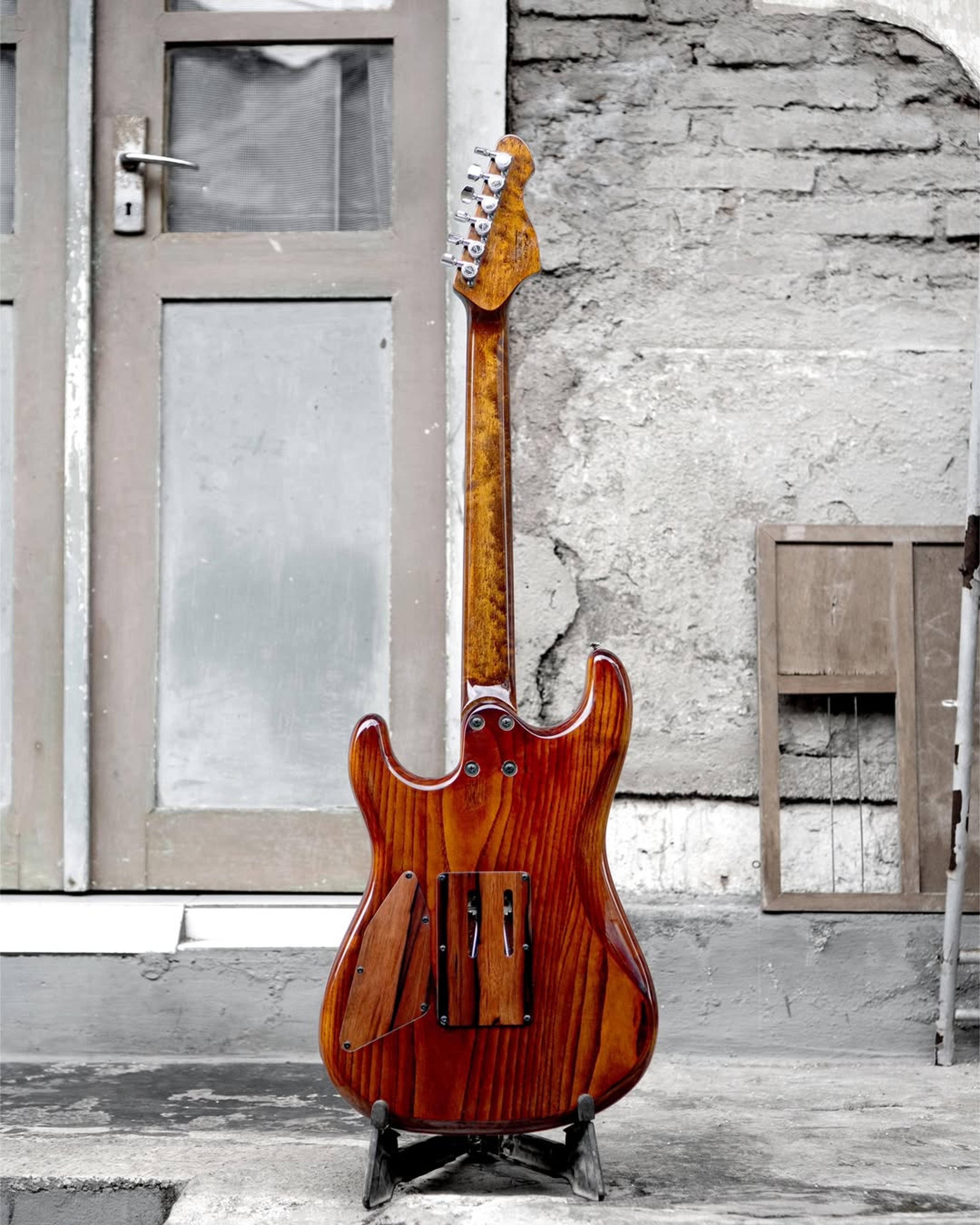 Full Back front view of the EF UIZART 6 string guitar
