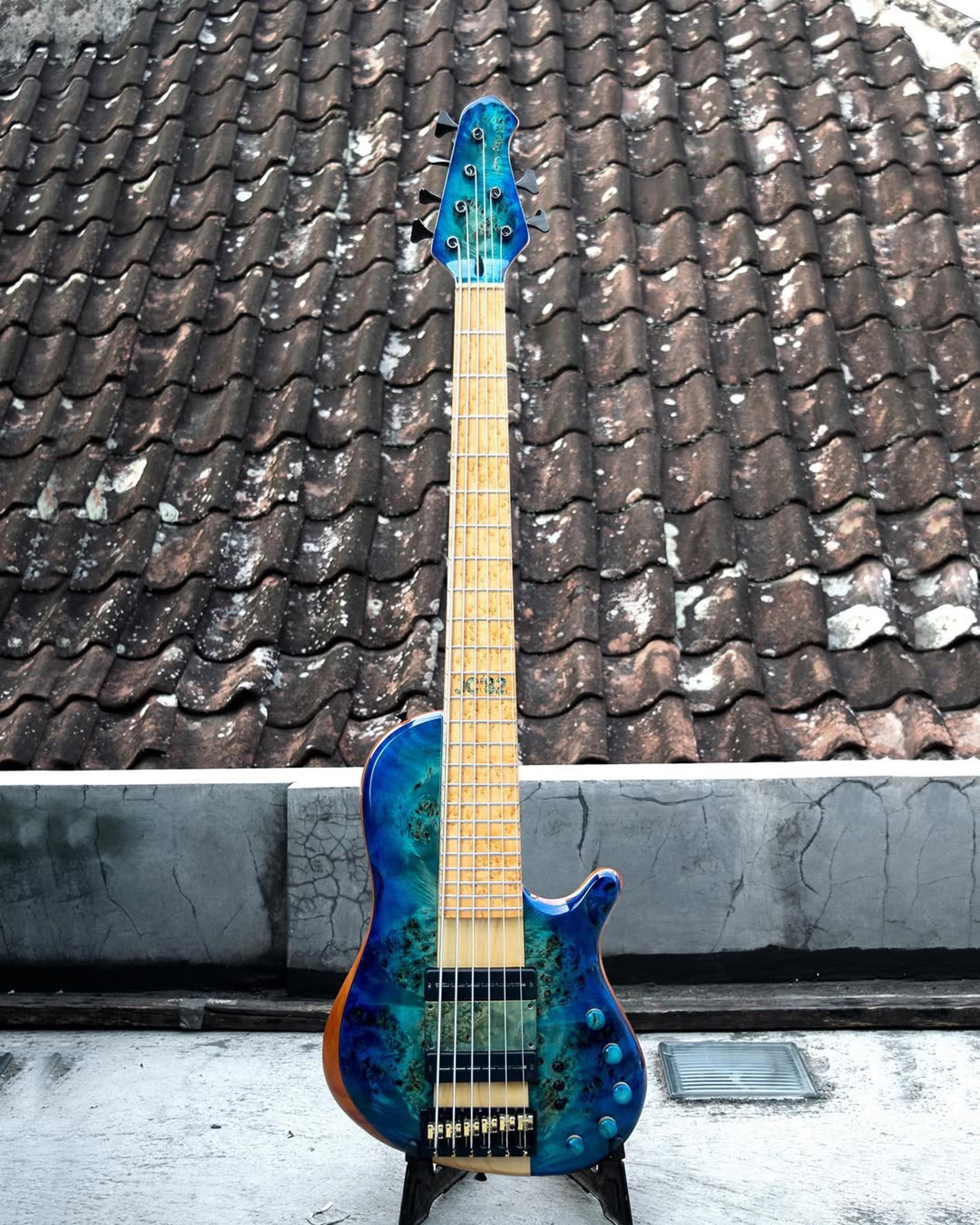 Full front view of the ODIENG JC'82 V1 Signature 6 string bass