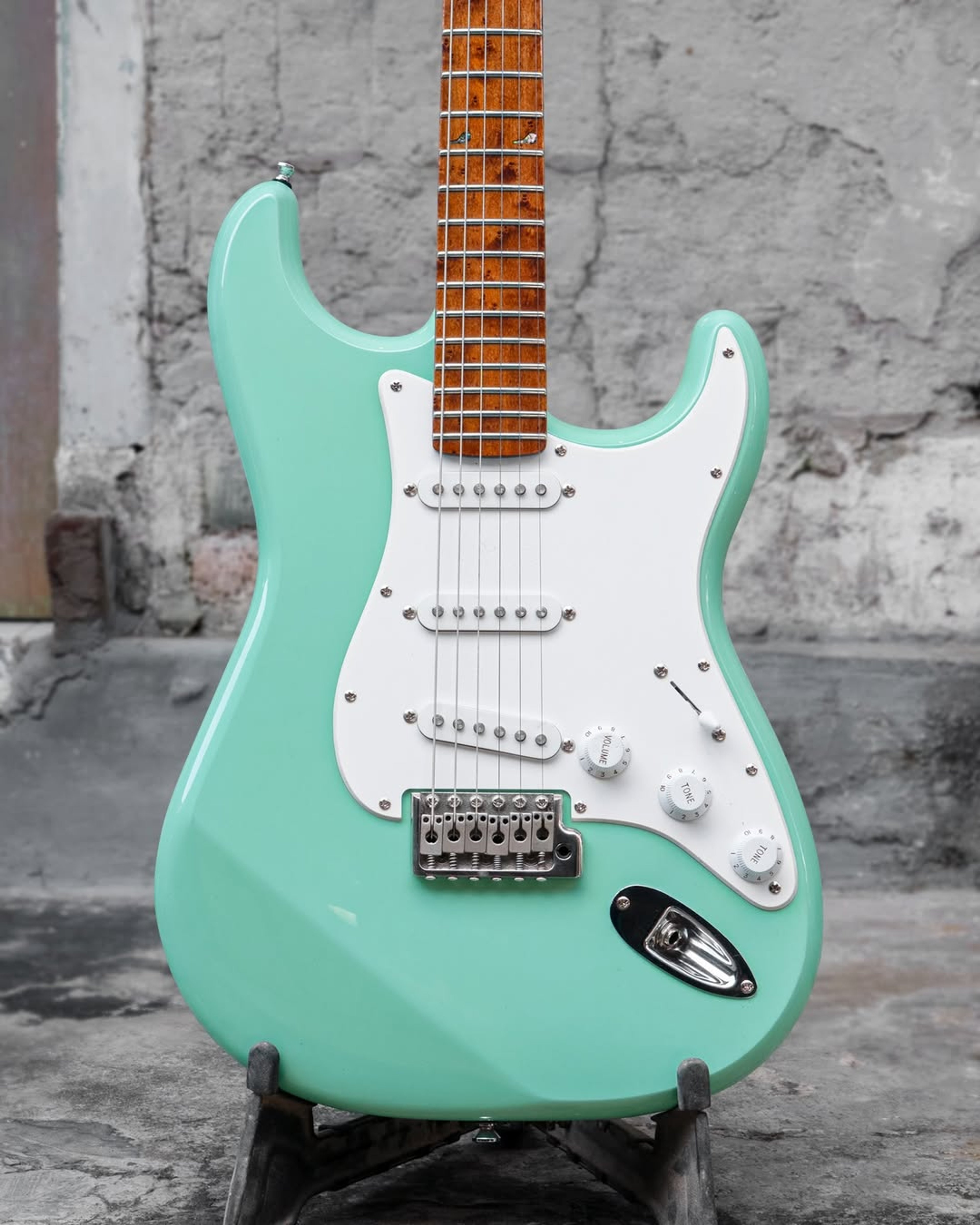 Front body view of the EF Uizart-2C 6 string Guitar