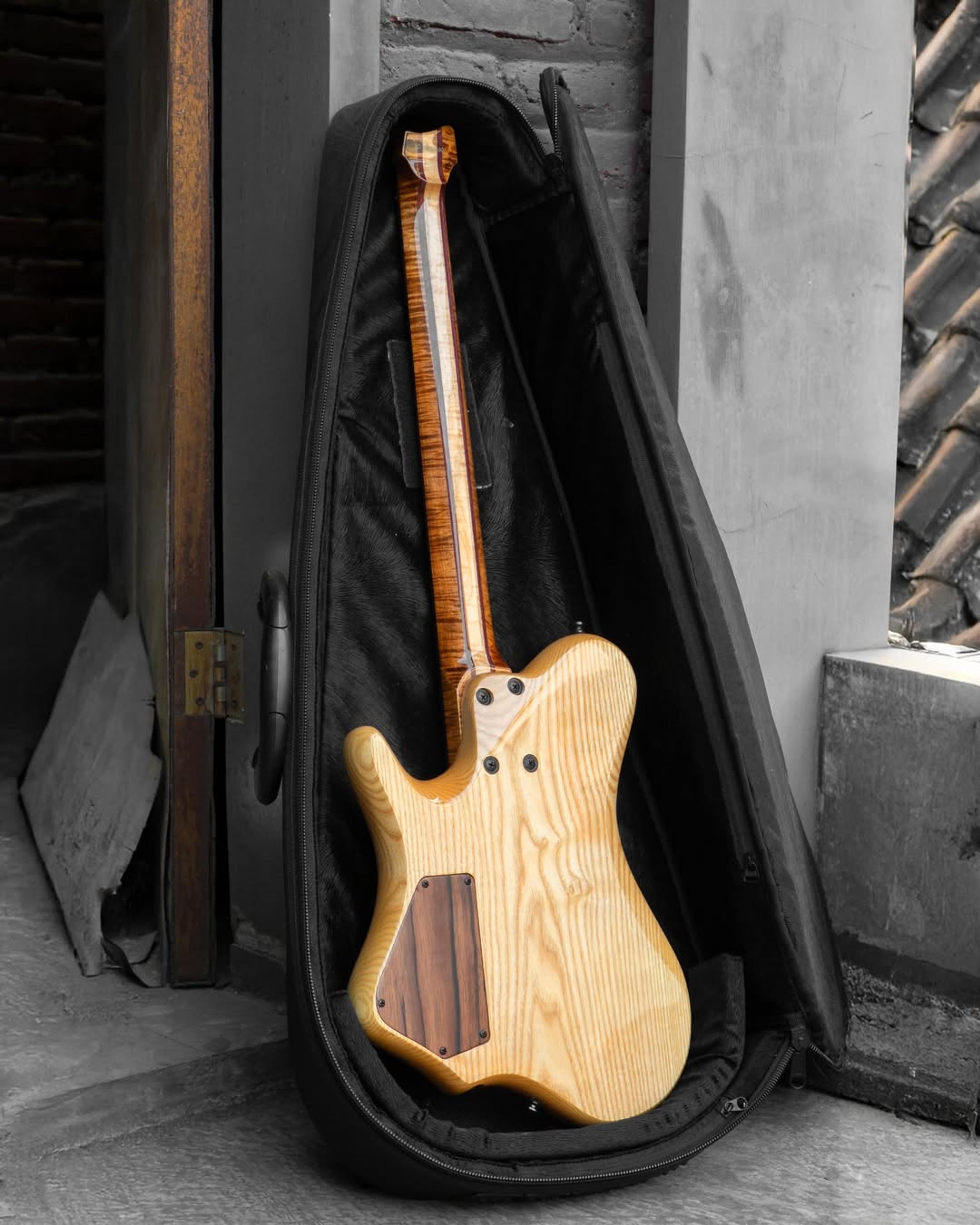 Full Back front view of the ODIENG PA-HL Healess 6 String Guitar