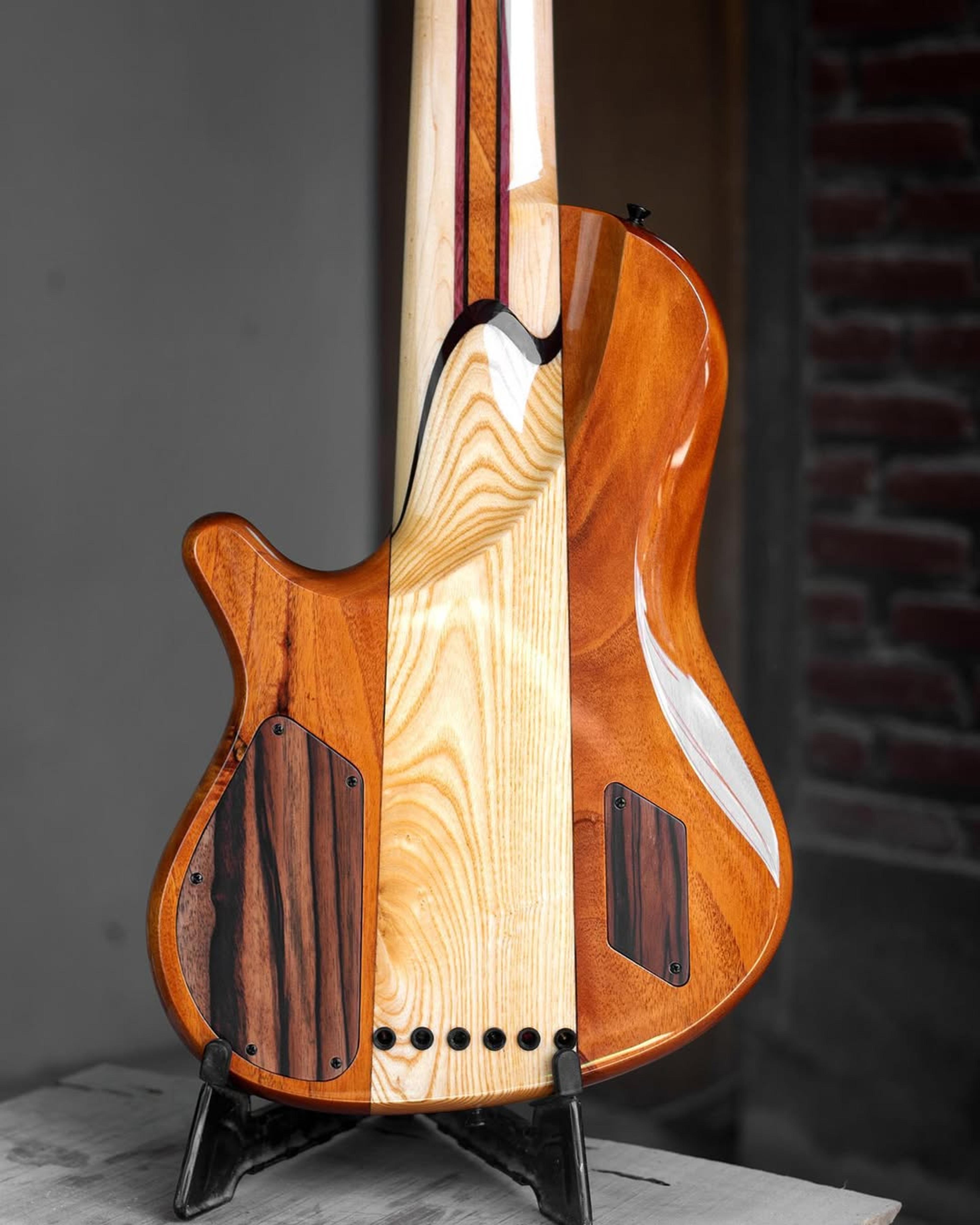 Back body view of the ODIENG JC'82 V2 Signature 6 string bass