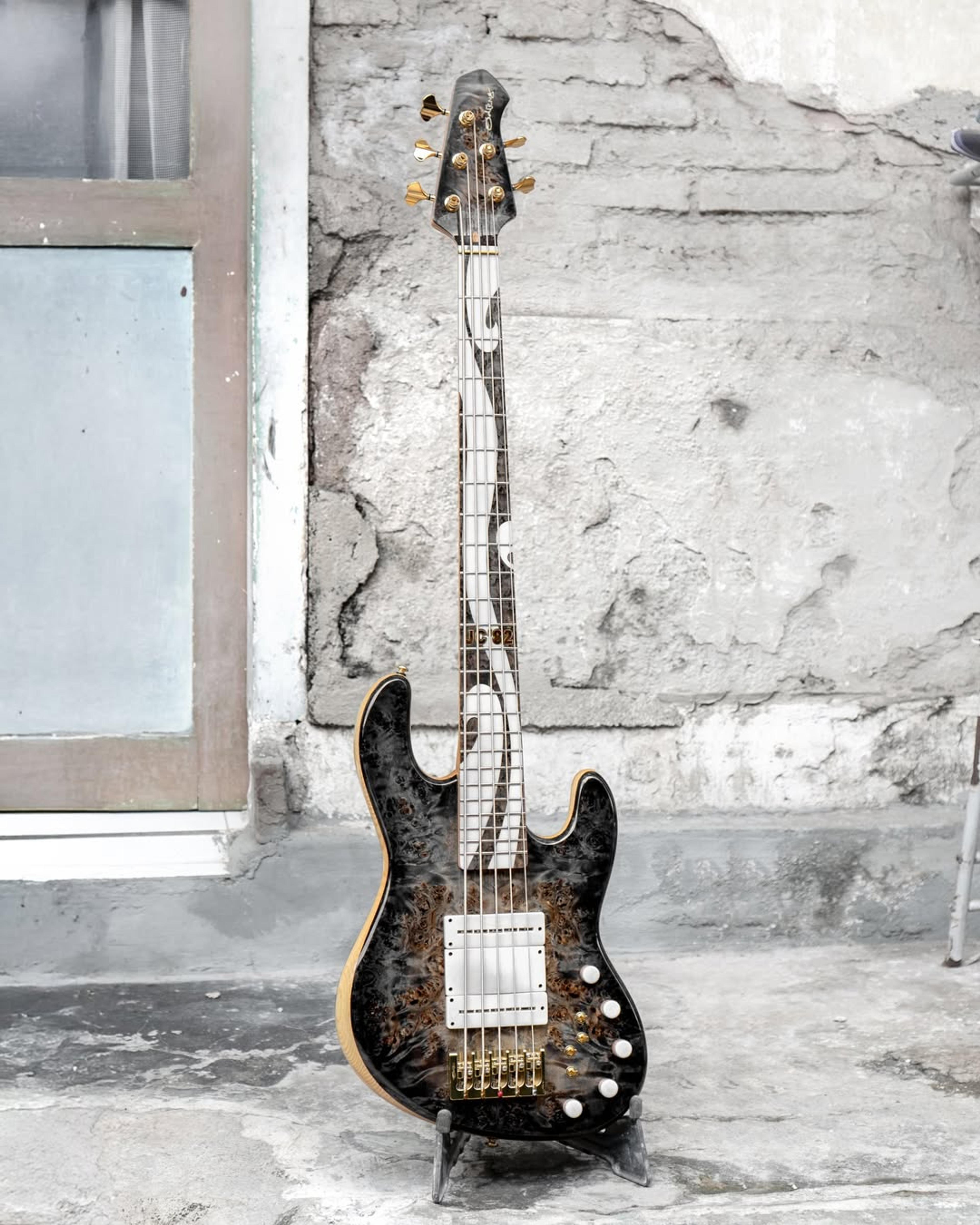Full front view of the ODIENG JC'82 V3 Signature 5 string bass