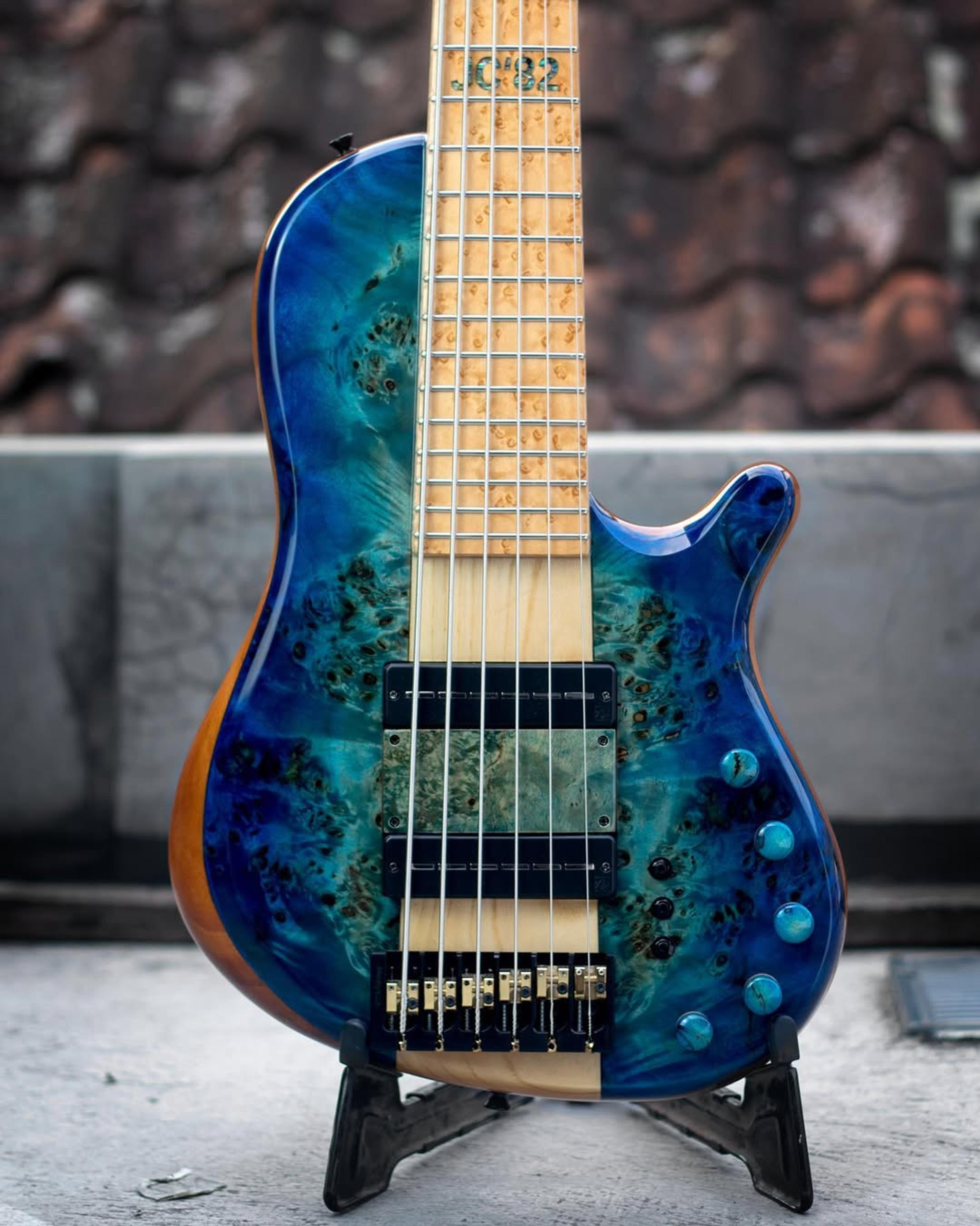 Front body view of the ODIENG JC'82 V1 Signature 6 string bass