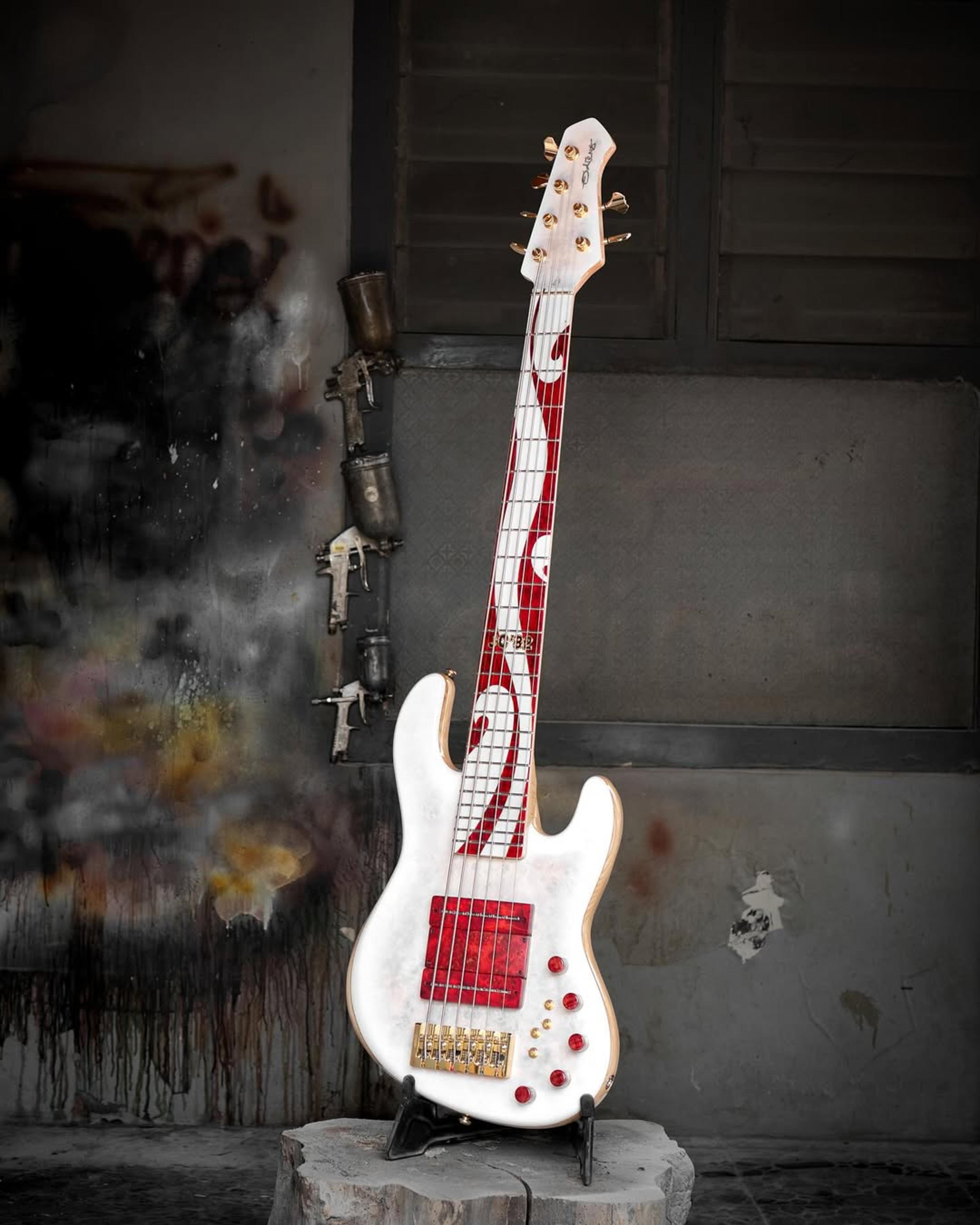 Full front view of the ODIENG JC'82 V3 Signature 6 string bass