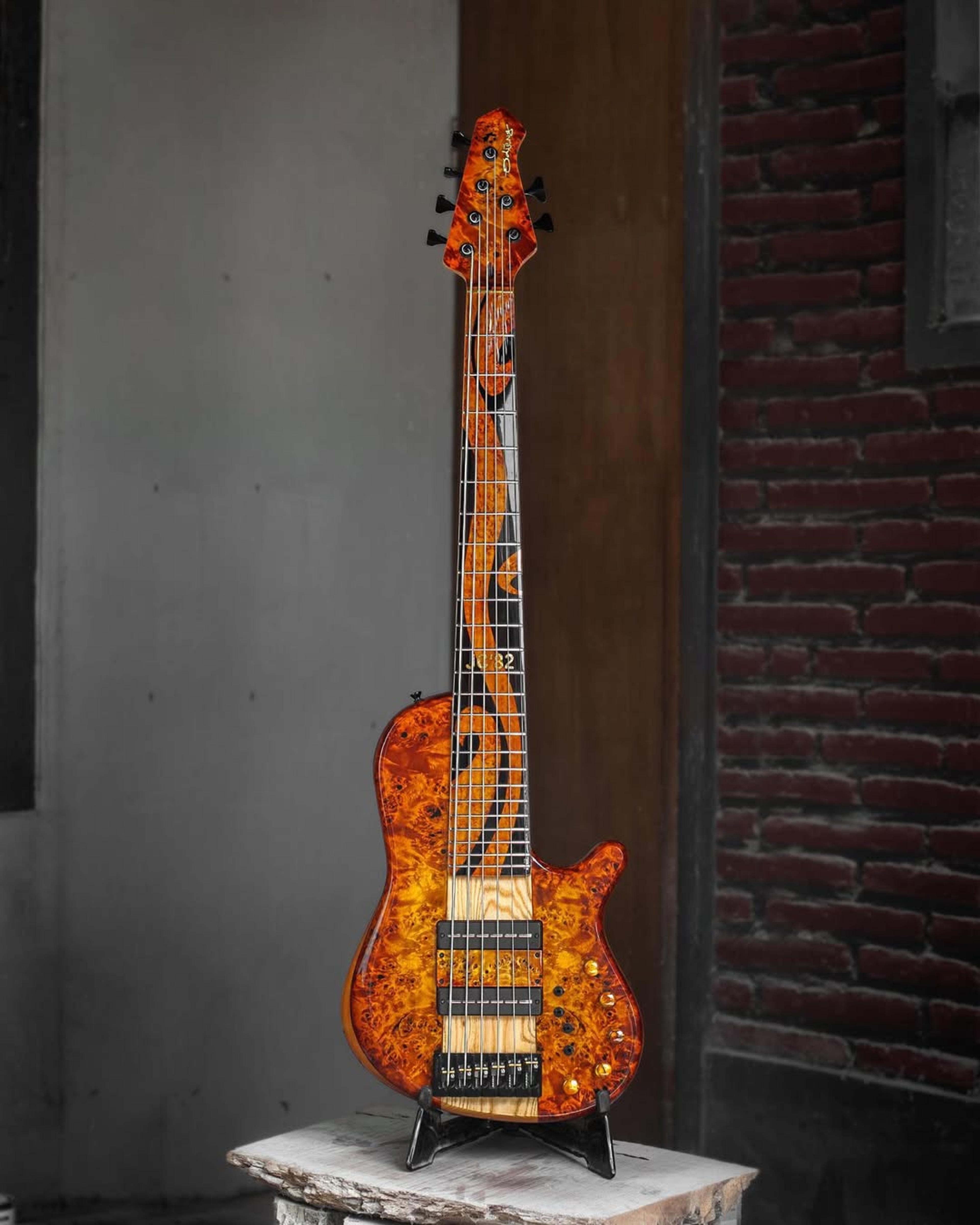 Full front view of the ODIENG JC'82 V2 Signature 6 string bass