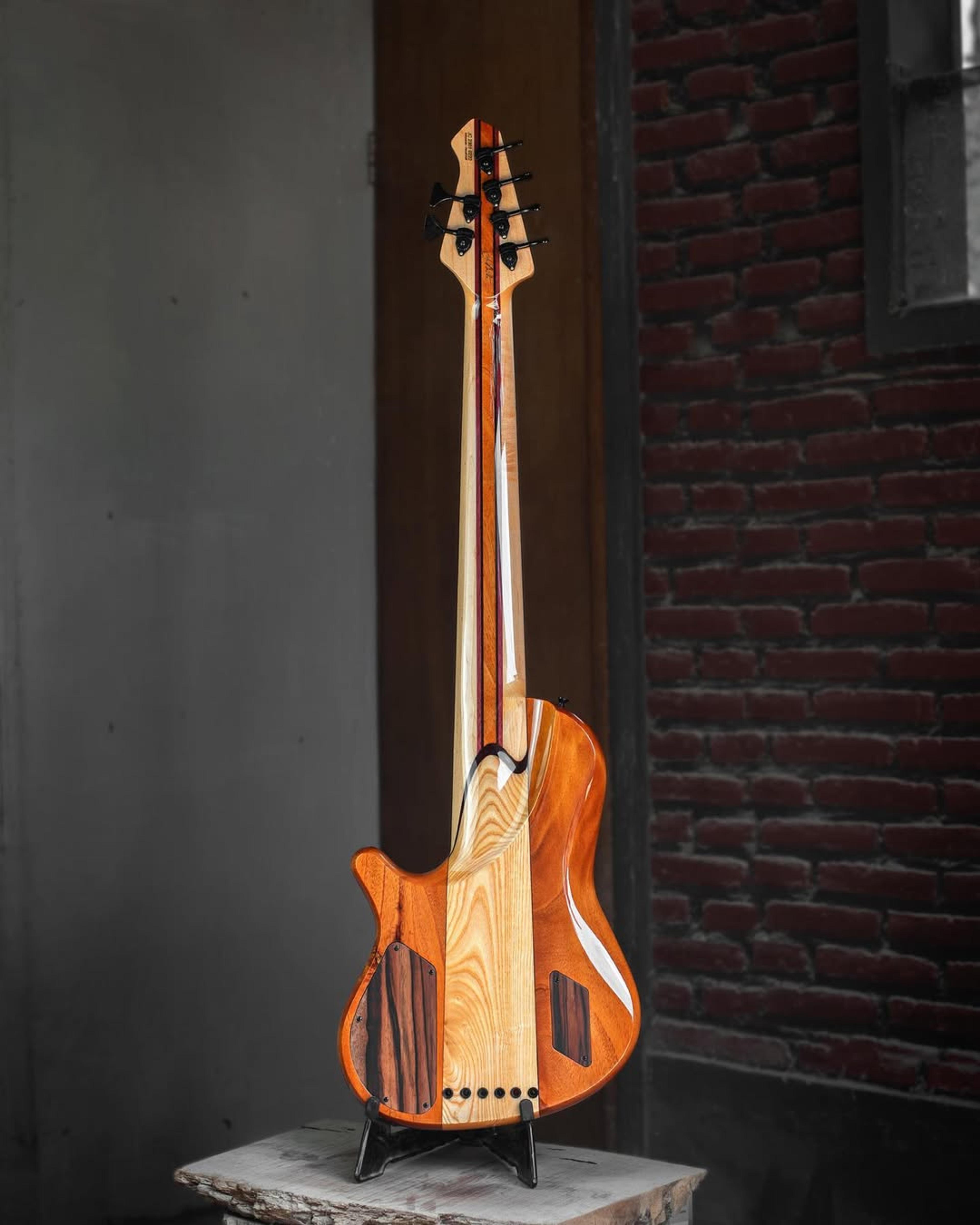 Full Back front view of the ODIENG JC'82 V2 Signature 6 string bass