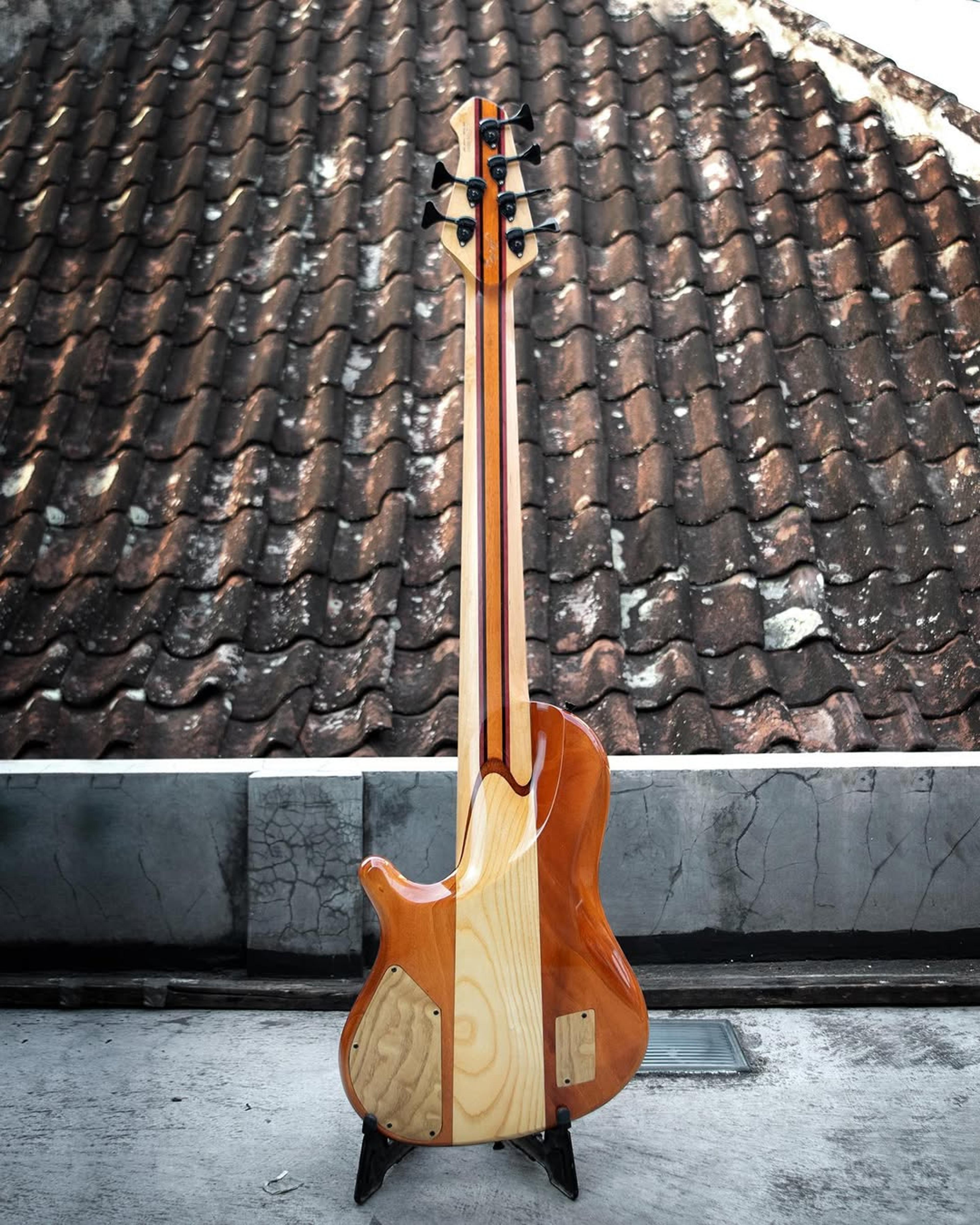 Full Back front view of the ODIENG JC'82 V1 Signature 6 string bass