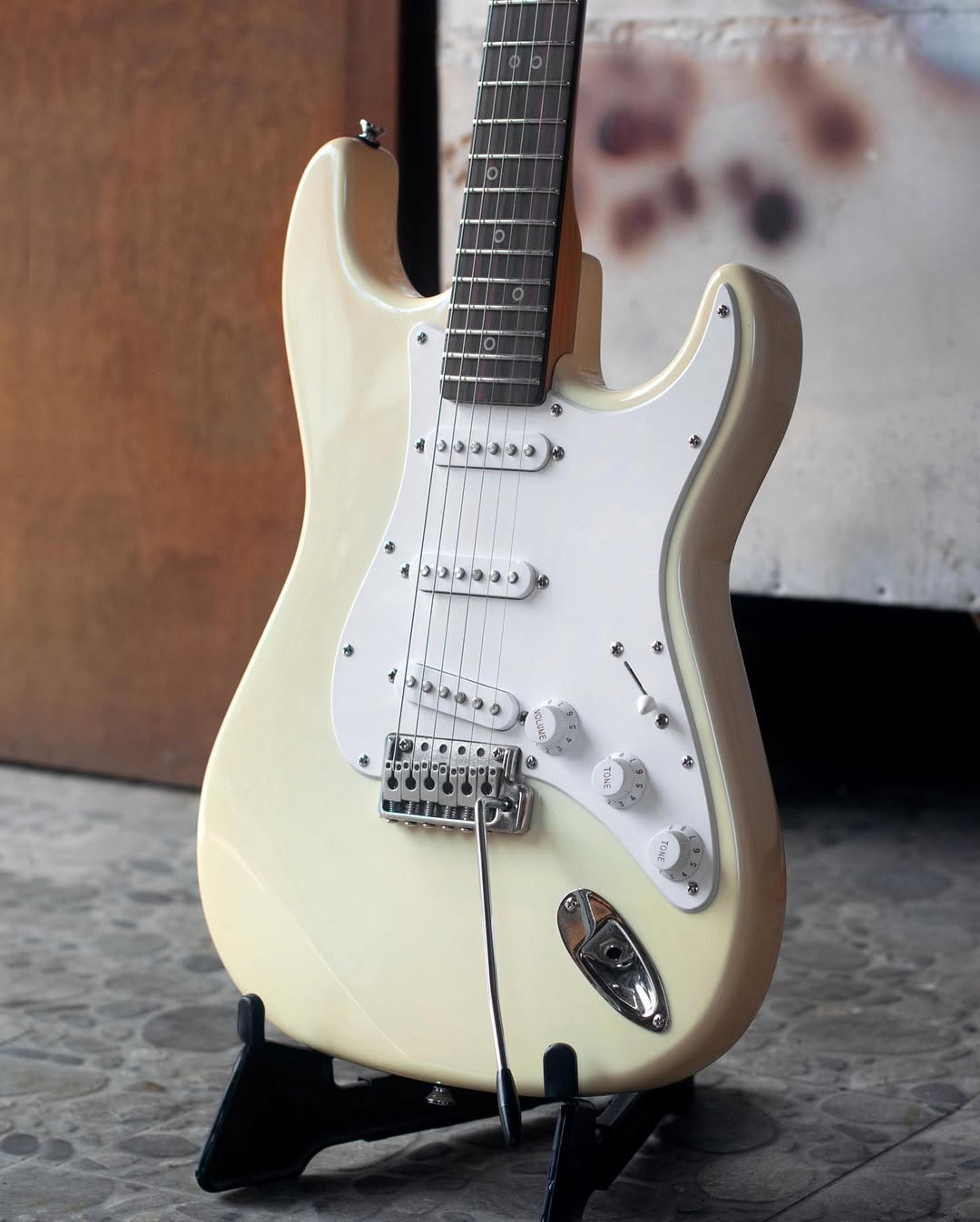 Side Body view of the ODIENG Uizart 6 string Guitar