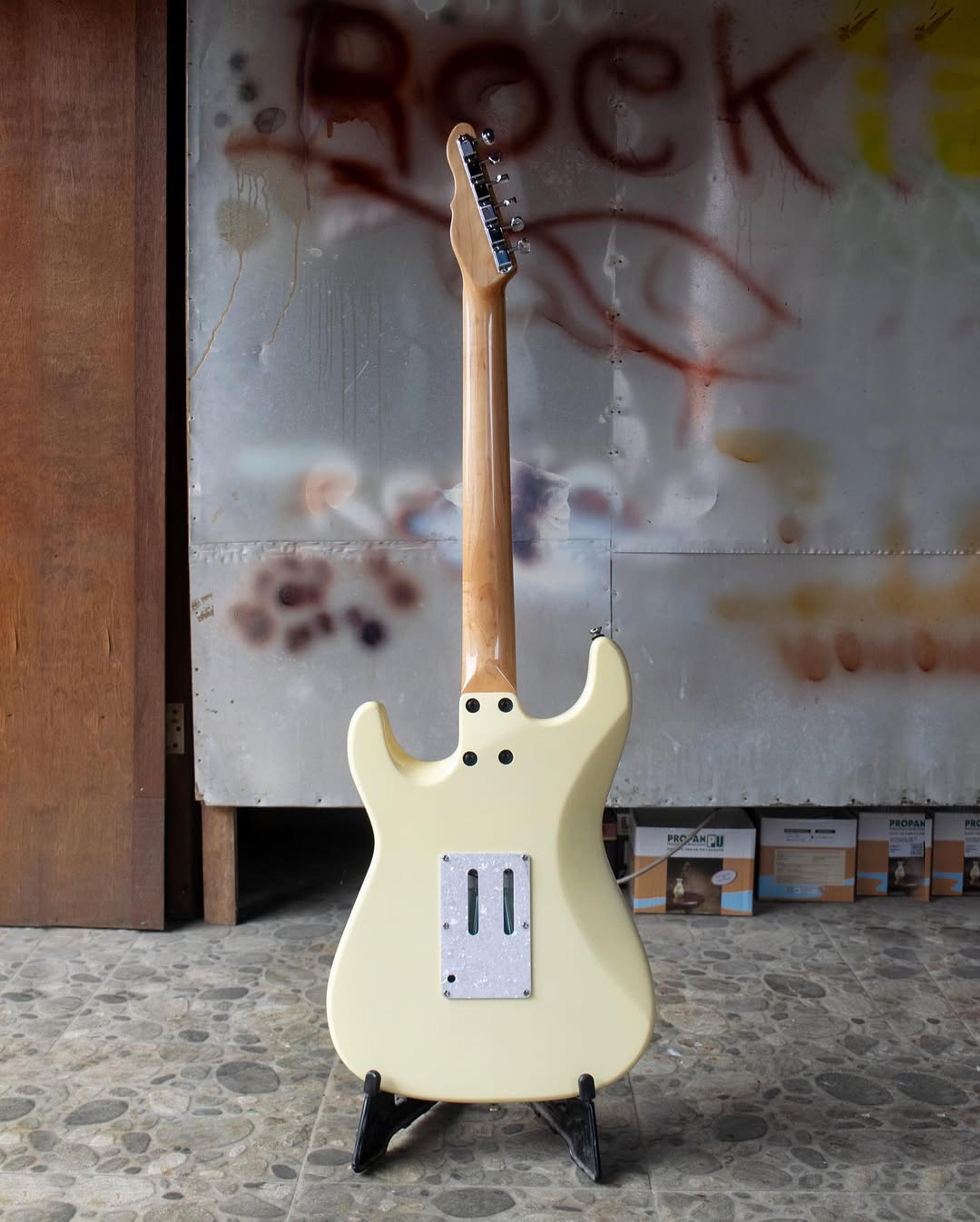 Full Back front view of the ODIENG Uizart 6 string Guitar