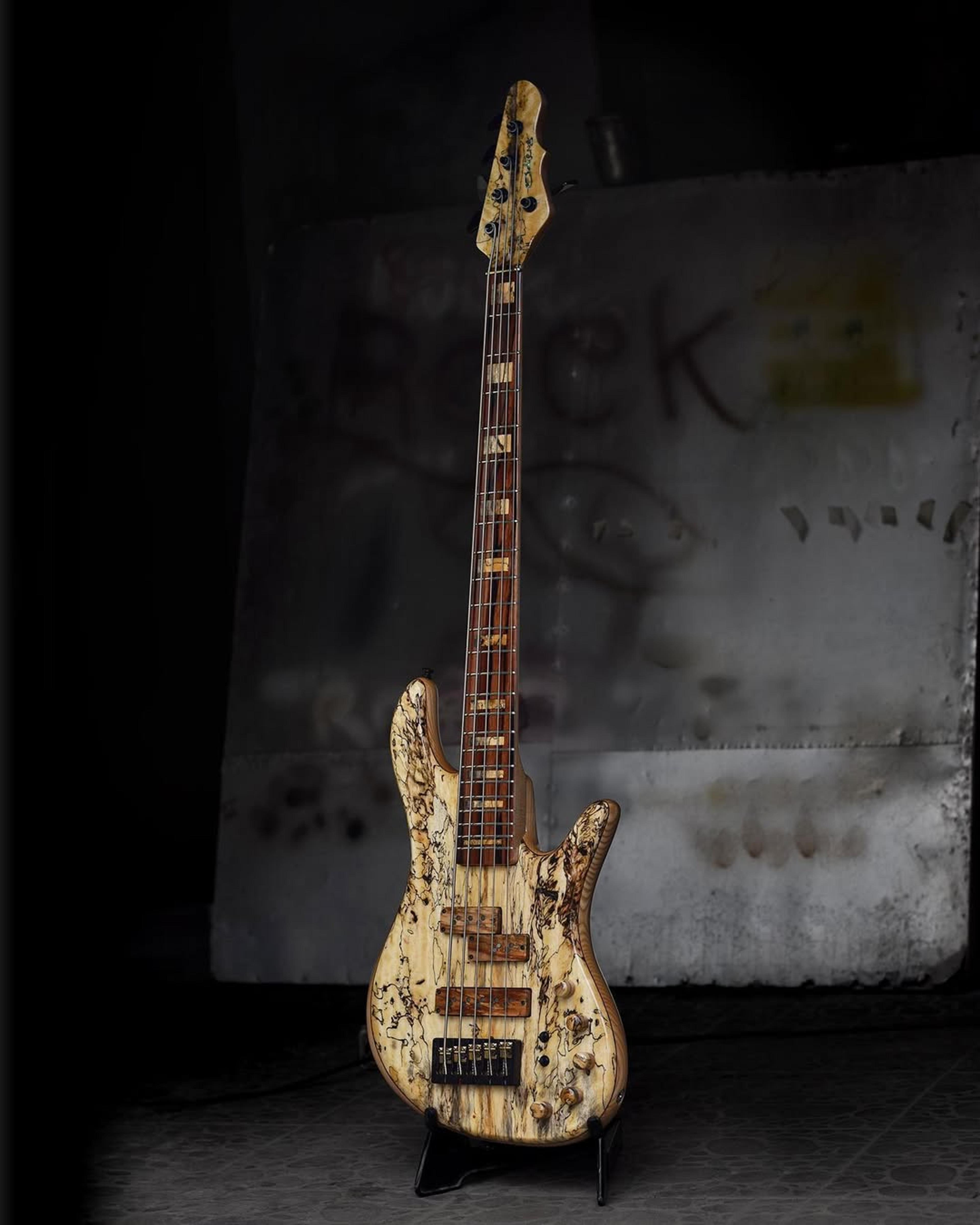 Full front view of the ODIENG Corvette 5 string bass