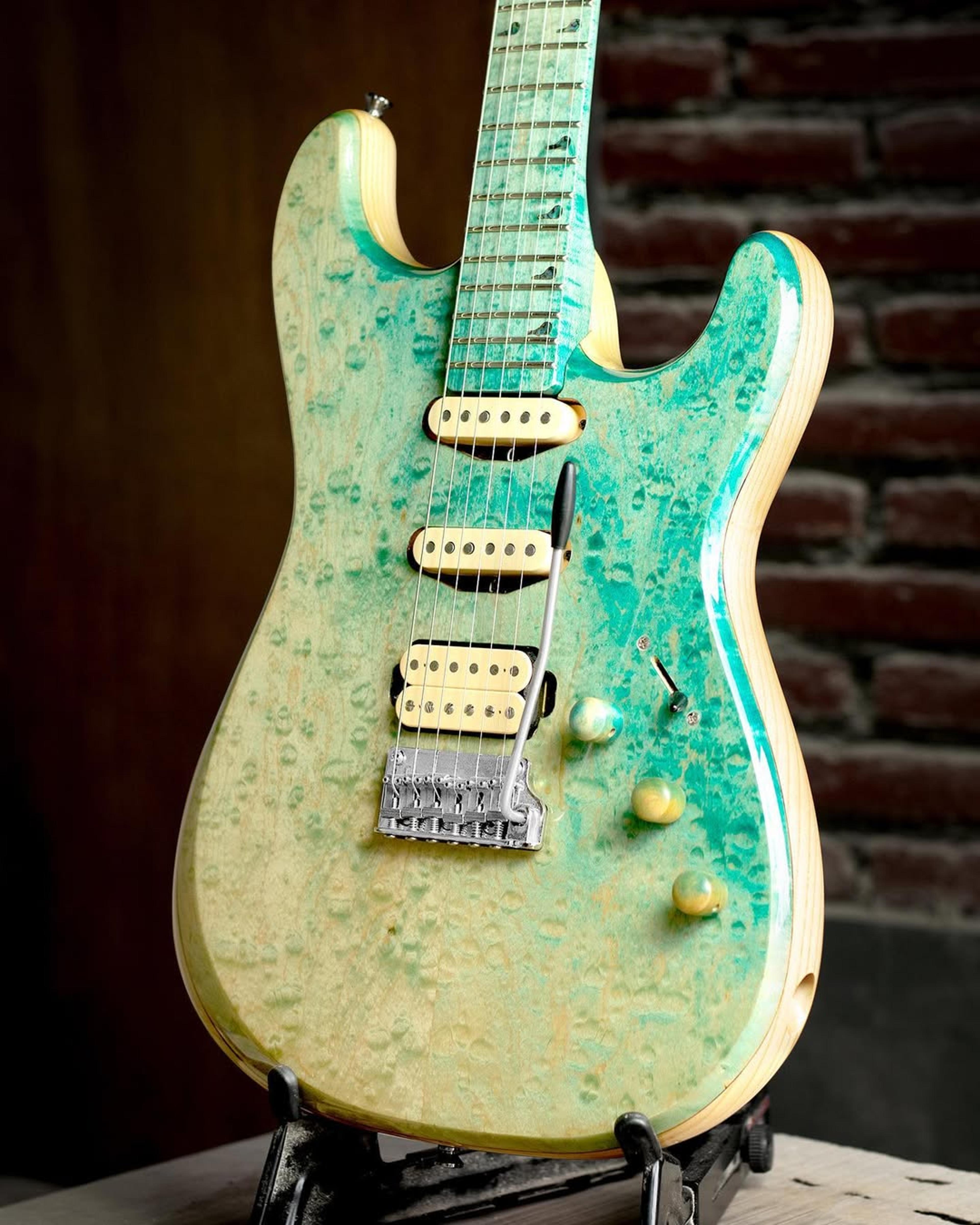 Side Body view of the ODIENG UIZART 6 string guitar