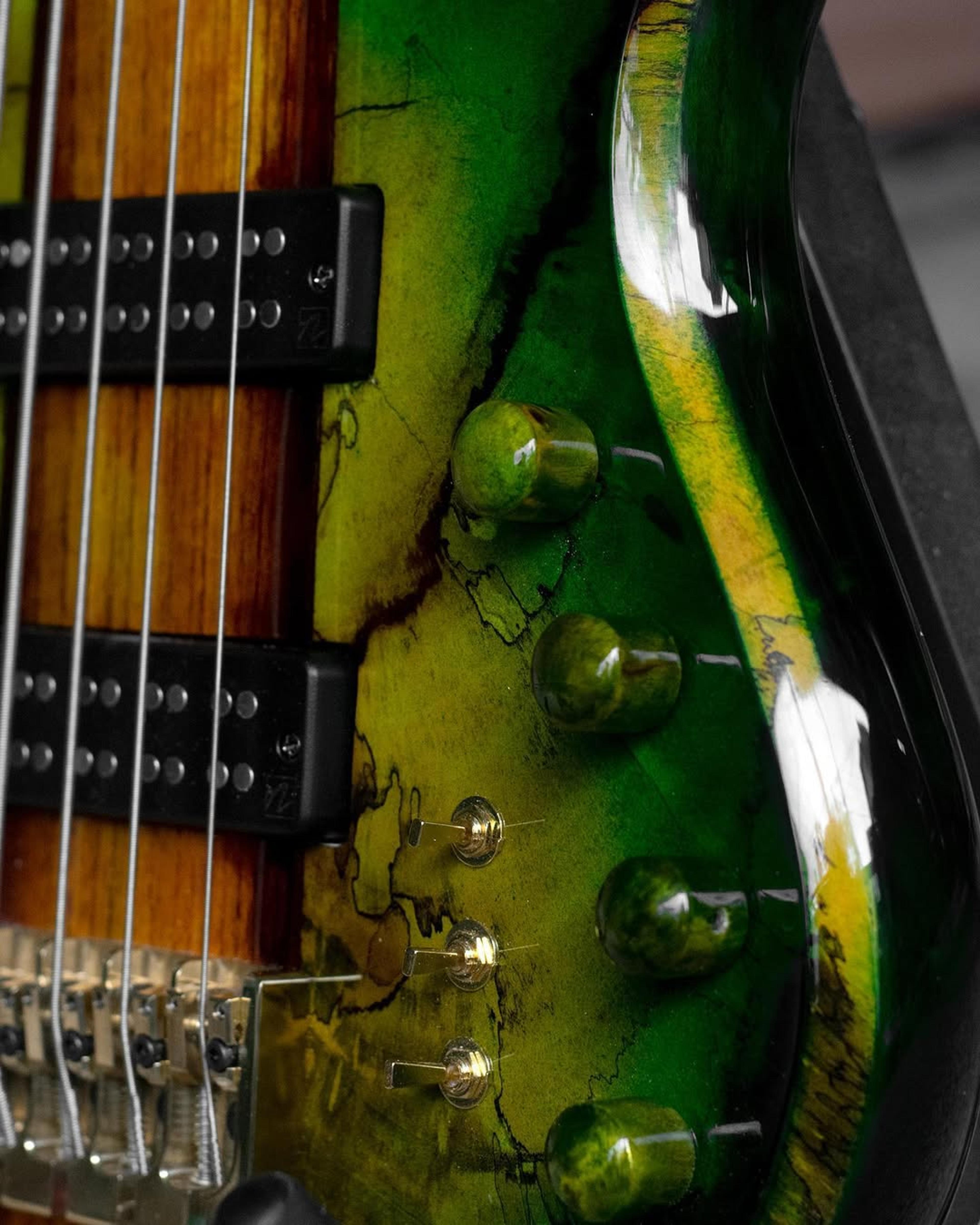 Front detail view of the ODIENG Nebula 5 string bass