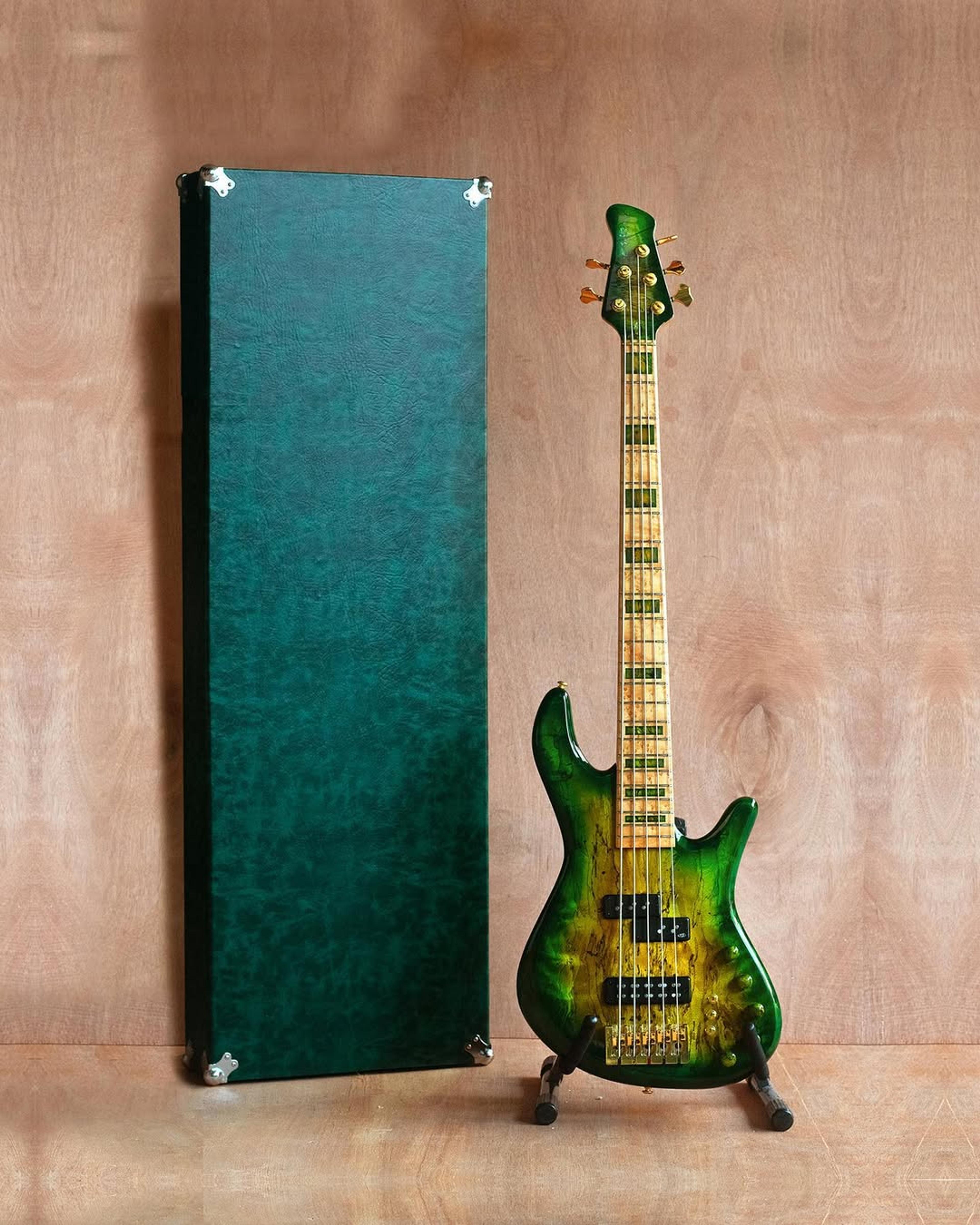 Full front view of the ODIENG INZ 5 string bass