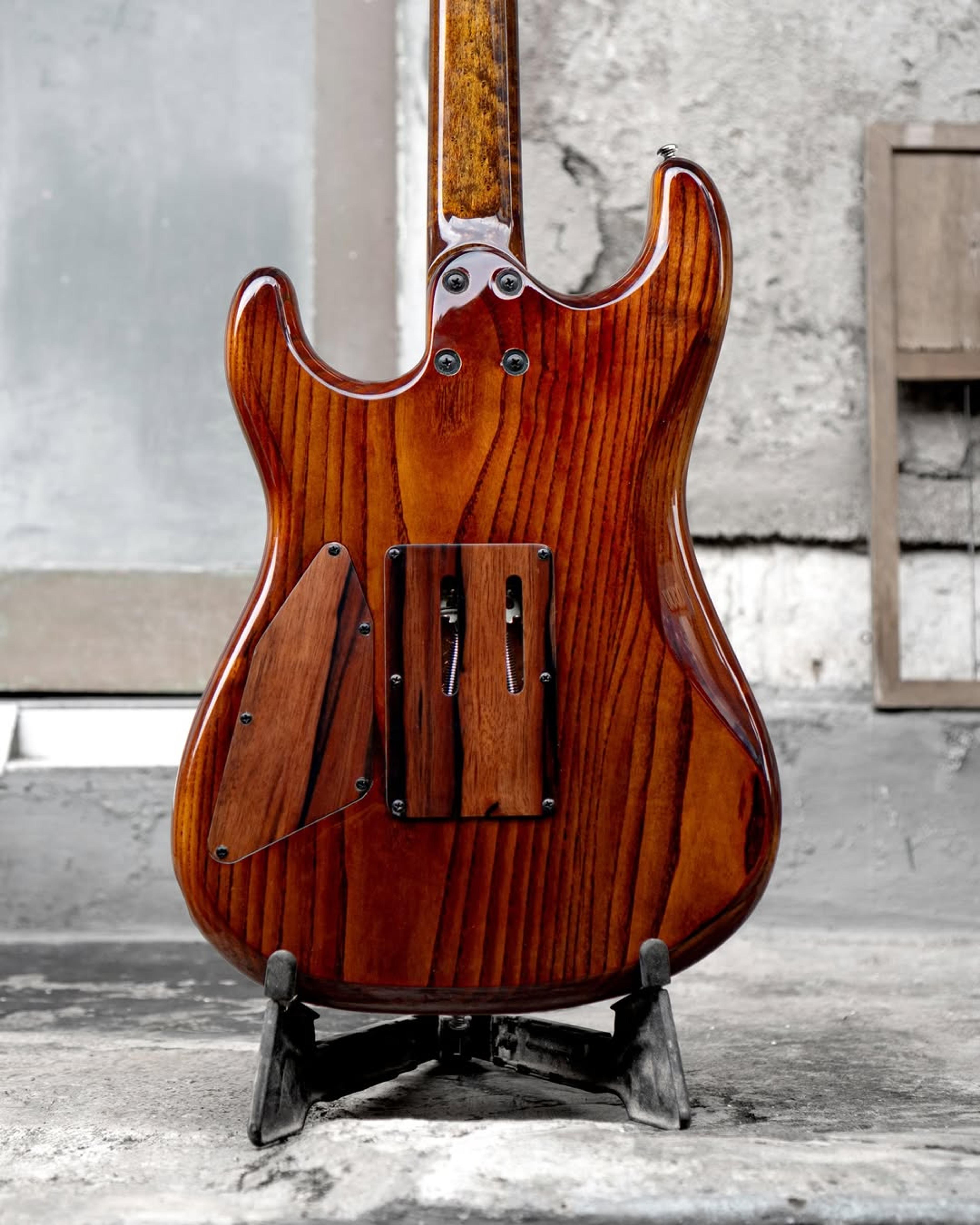 Back body view of the EF UIZART 6 string guitar