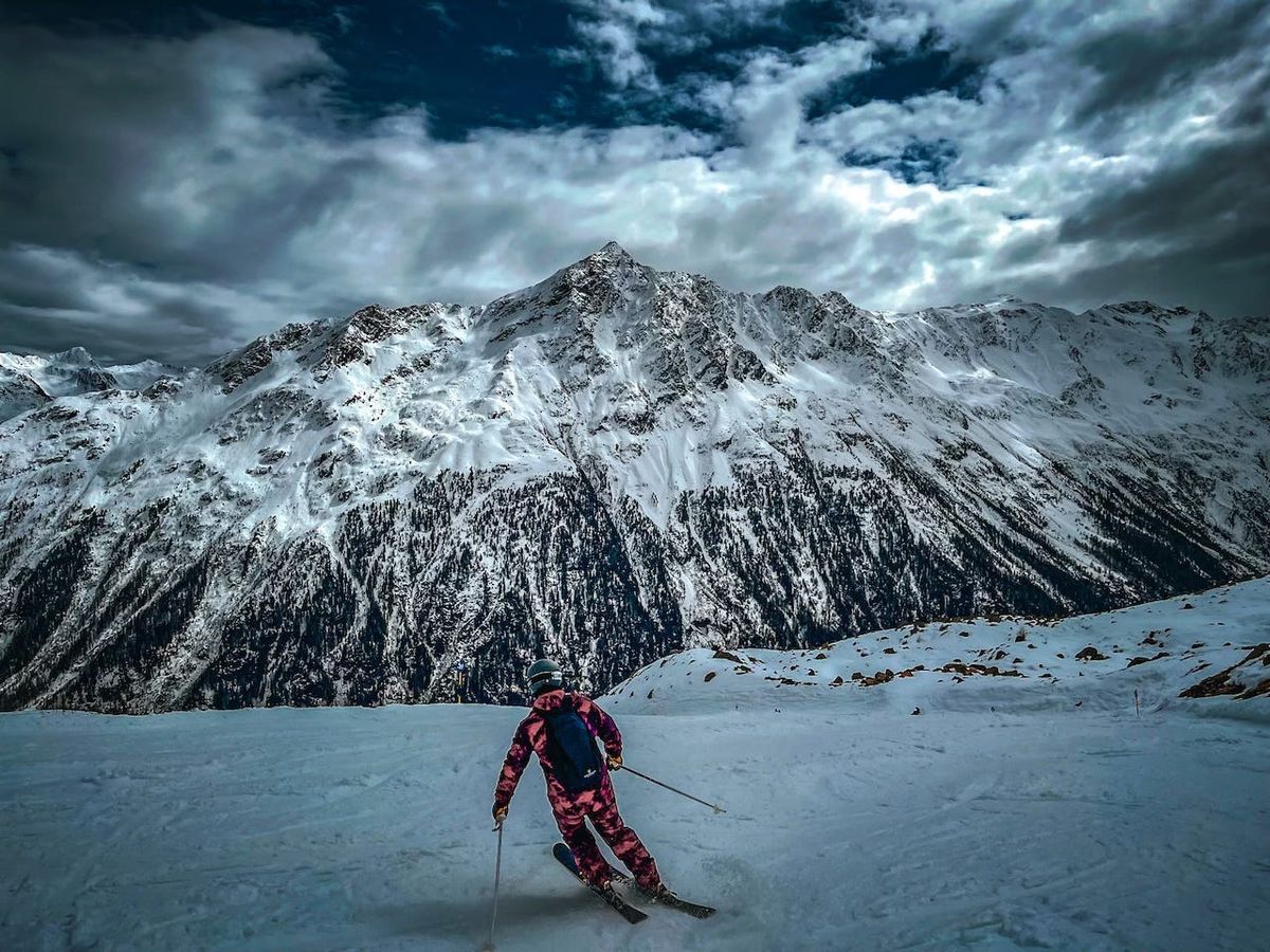 A person skiing on a snowy mountain

AI-generated content may be incorrect.