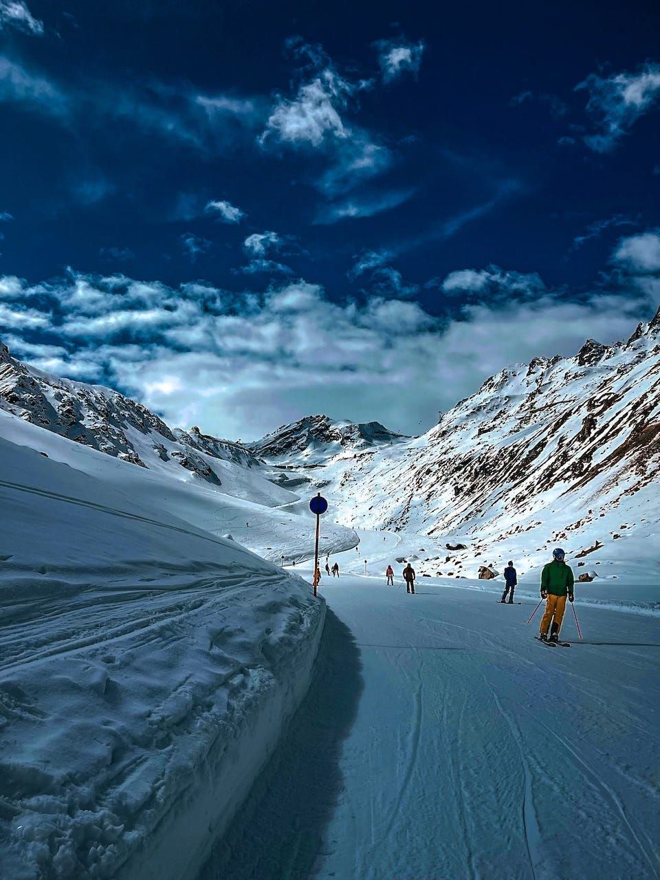 A group of people skiing on a snowy mountain
AI-generated content may be incorrect.