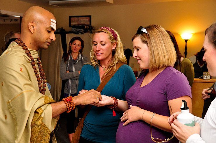 Dandapani presents Yvonne and Anneliese with a rudraksha bead.