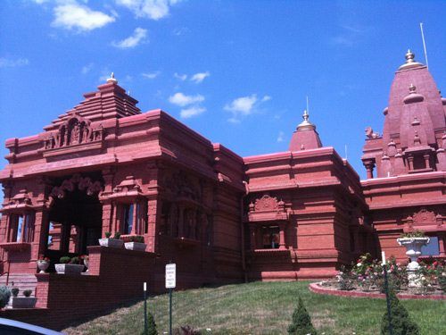 One of the temples we visited is the beautiful Hindu-Jain temple