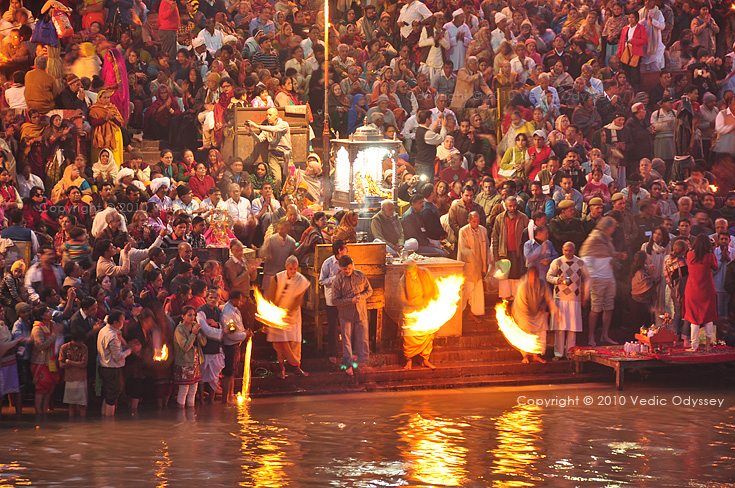 Ganga Aarti at Har Ki Pauri ghat during the 2010 Haridwar Kumbha Mela