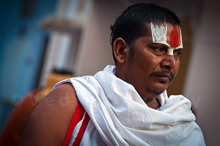 A Vaishnava Hindu priest